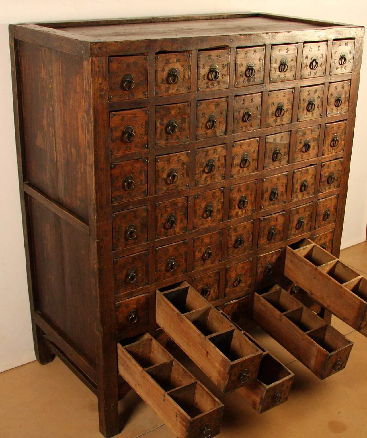 Wooden chest of drawers of Chinese origin, 19th century 2