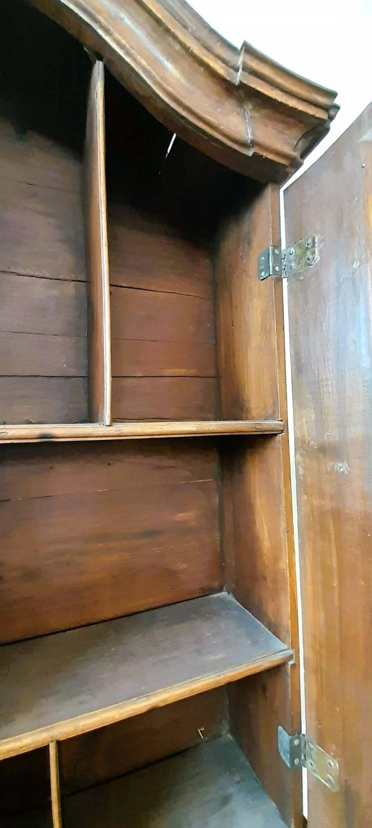 Venetian walnut trumeau with glass doors, first half of the 18th century 3