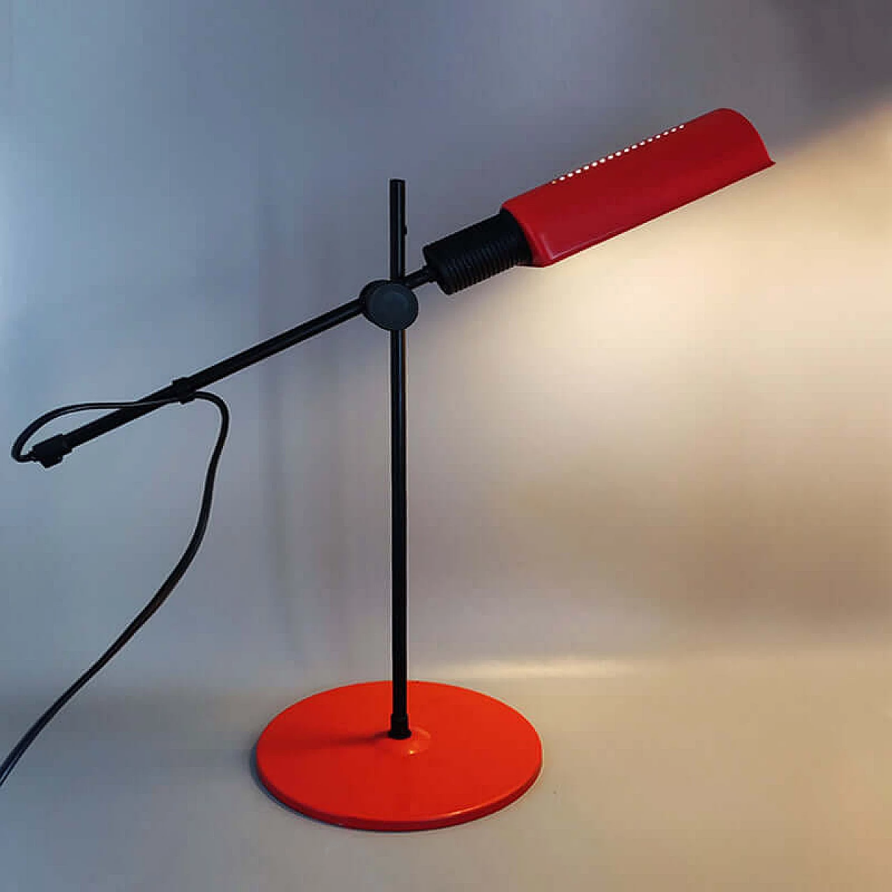 Lampada da tavolo in metallo nero e rosso di Veneta Lumi, anni '70 3