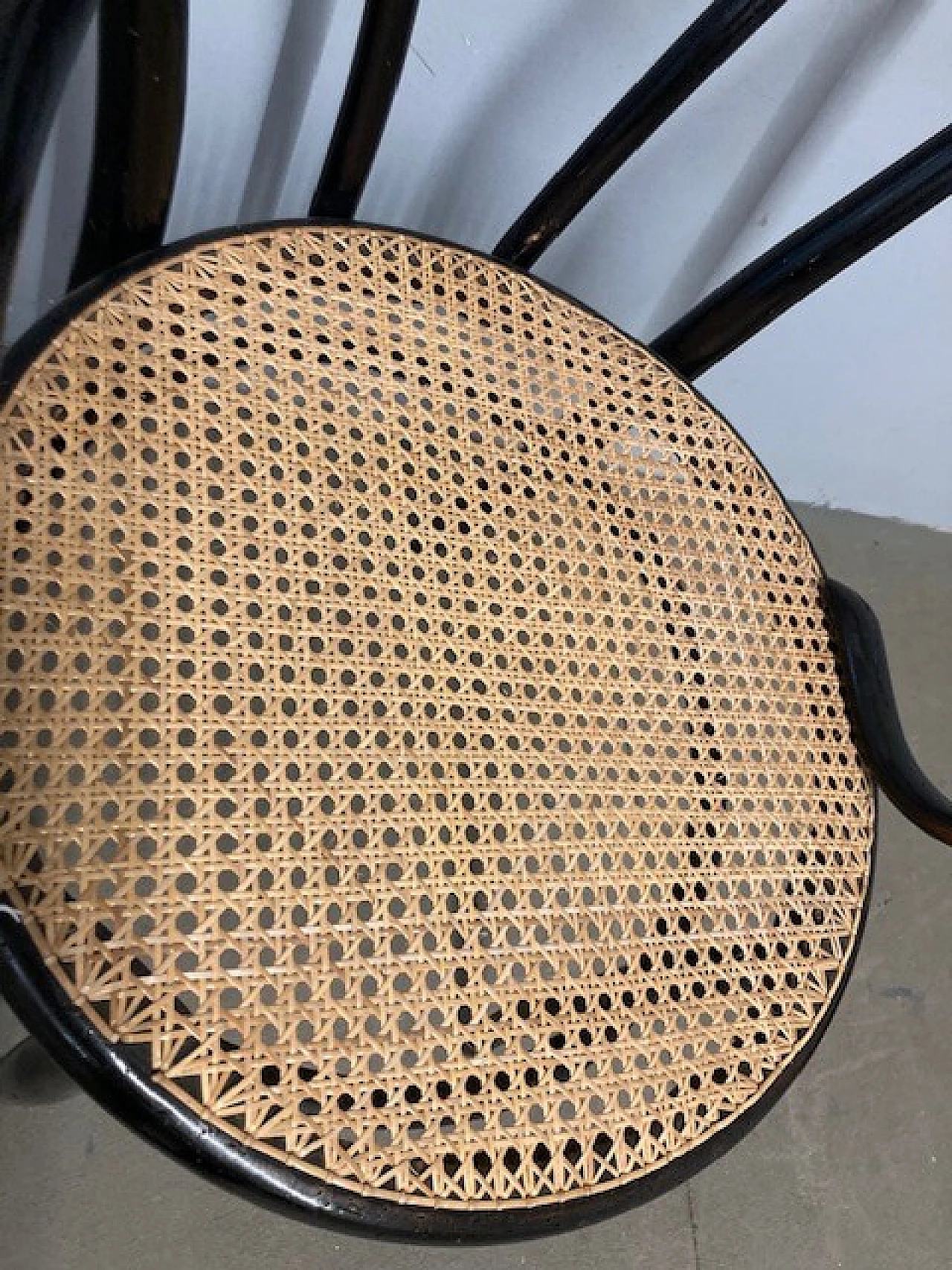 Poltrona in faggio curvato con seduta in paglia di Vienna per Thonet, anni '40 6