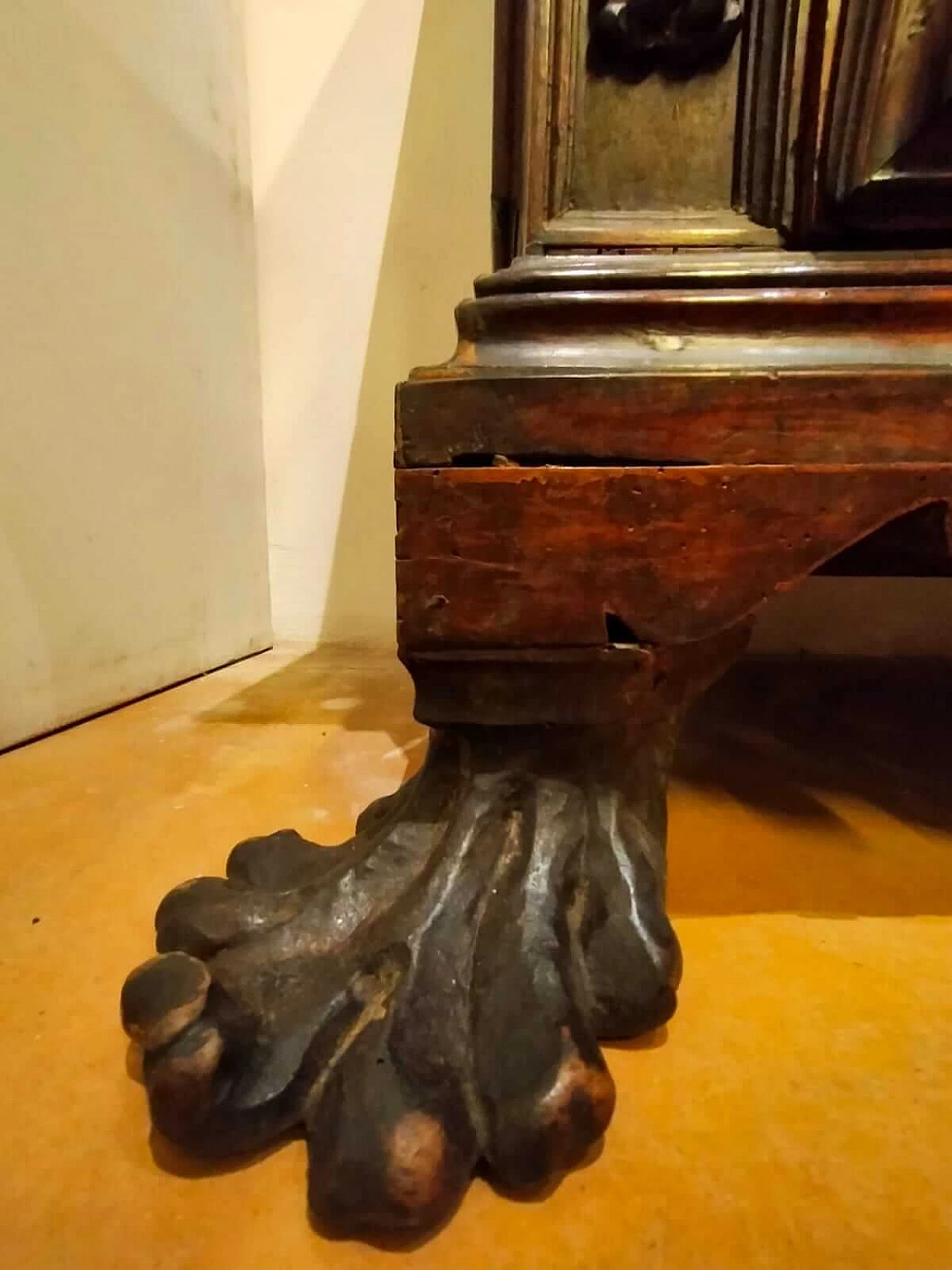 Walnut two-drawer chest of drawers with opening top, 17th century 6