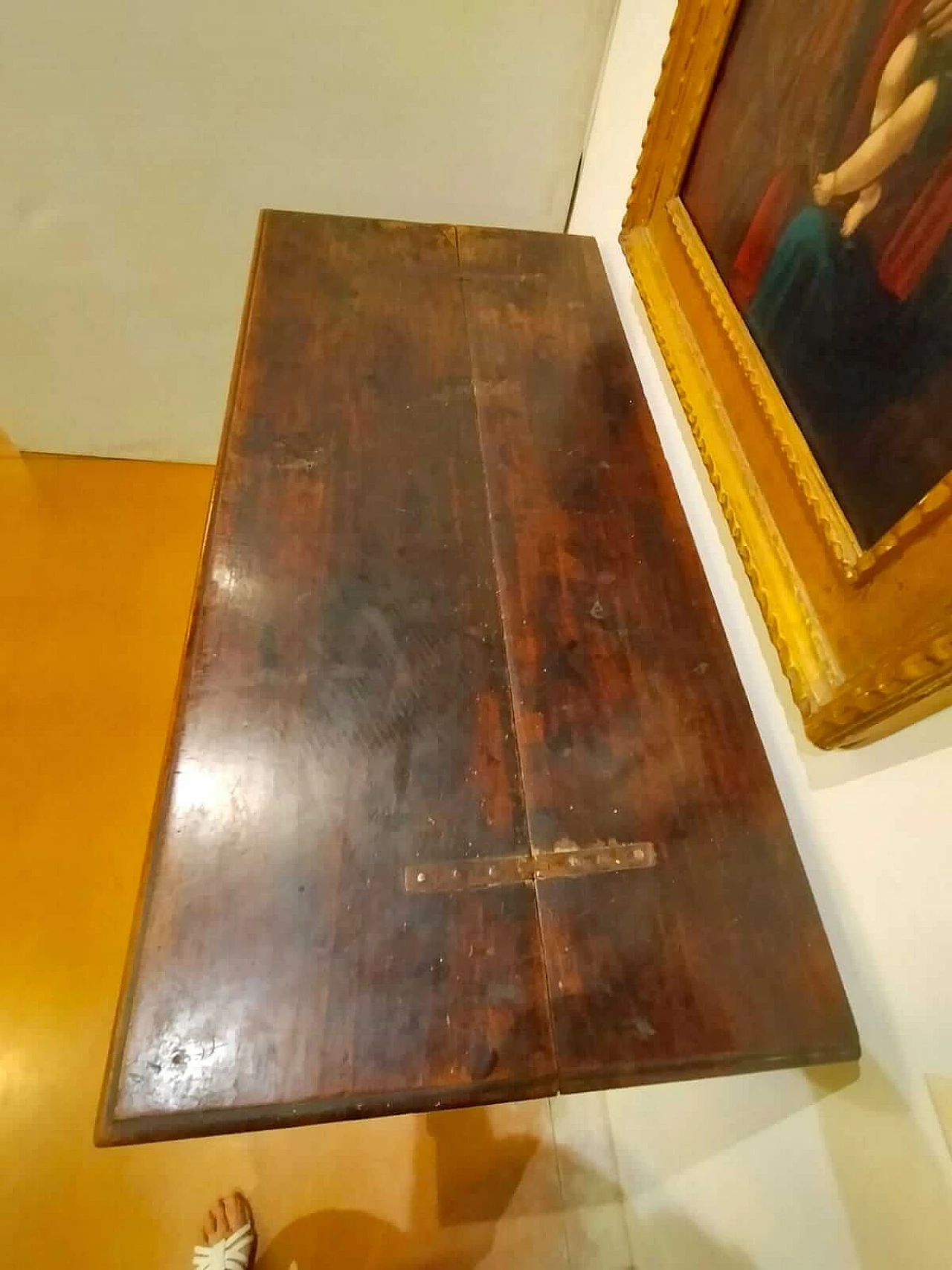 Walnut two-drawer chest of drawers with opening top, 17th century 7