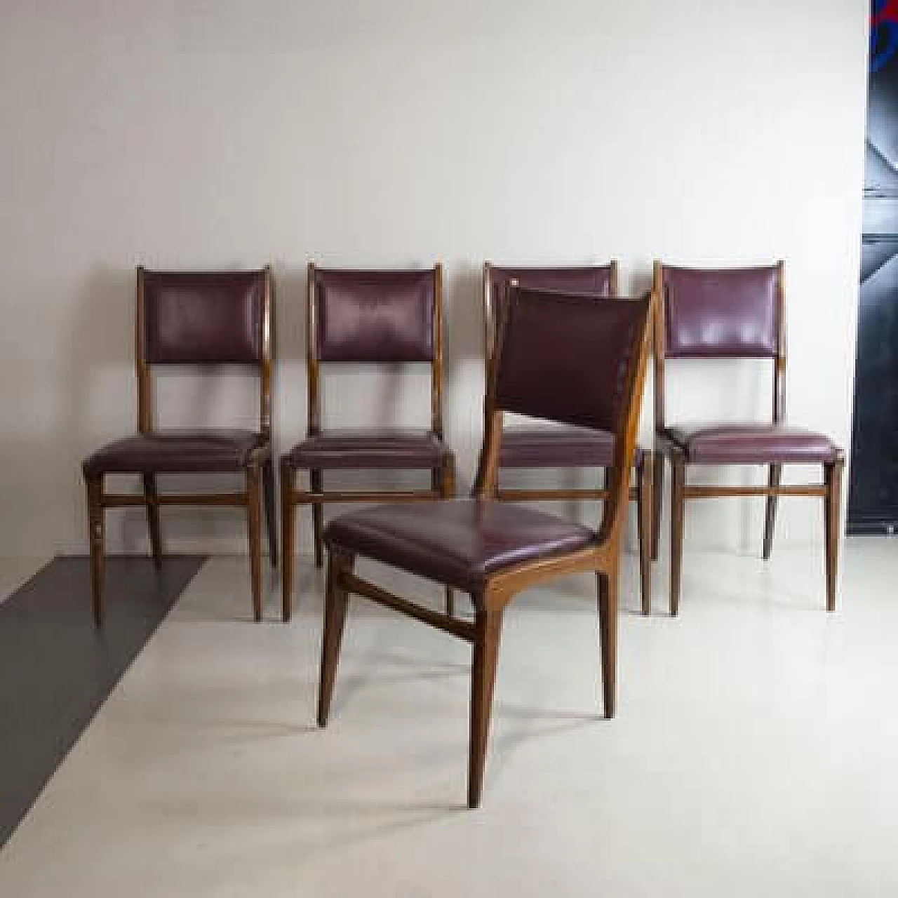 5 Walnut and leather chairs in the style of Carlo de Carli, 1950s 1