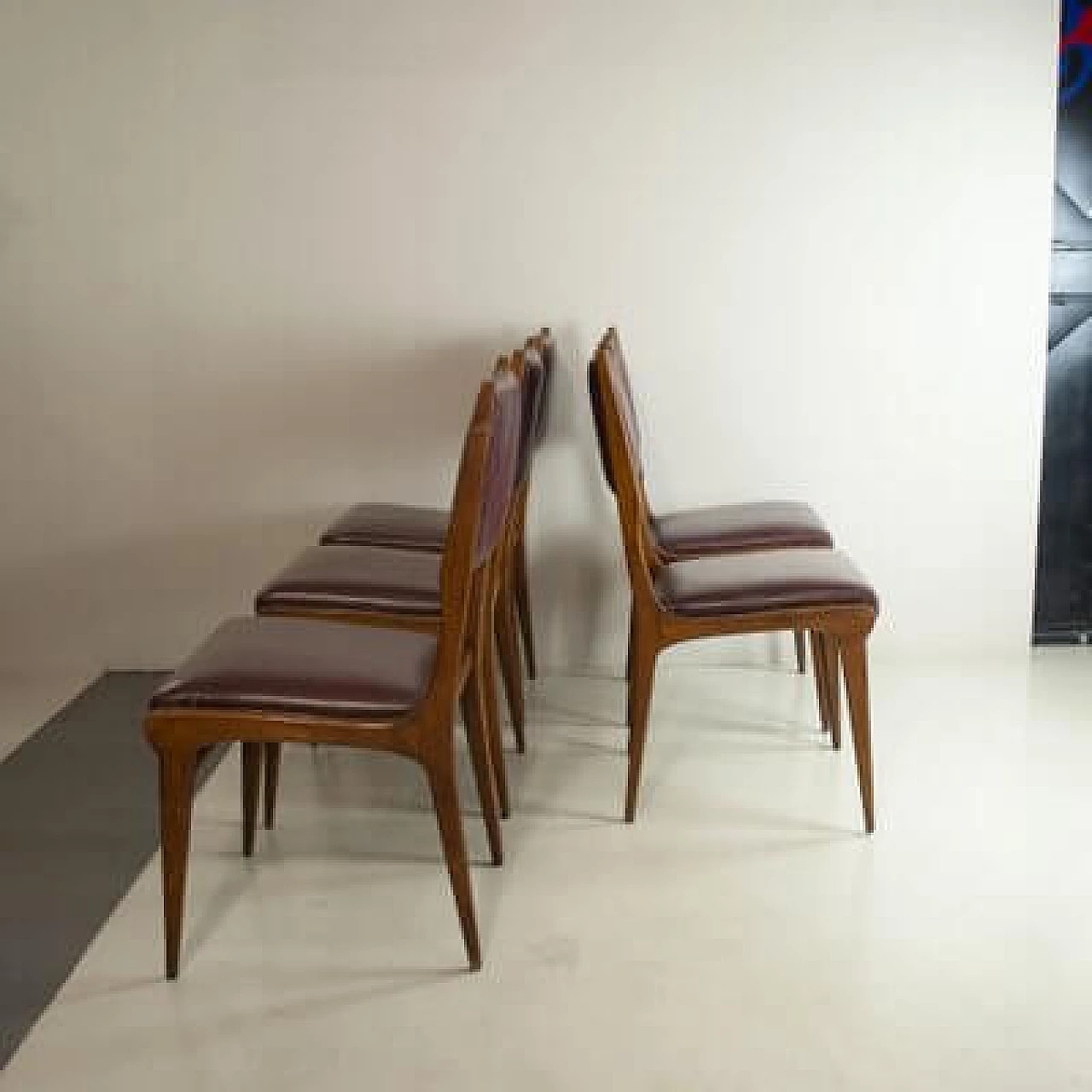 5 Walnut and leather chairs in the style of Carlo de Carli, 1950s 2