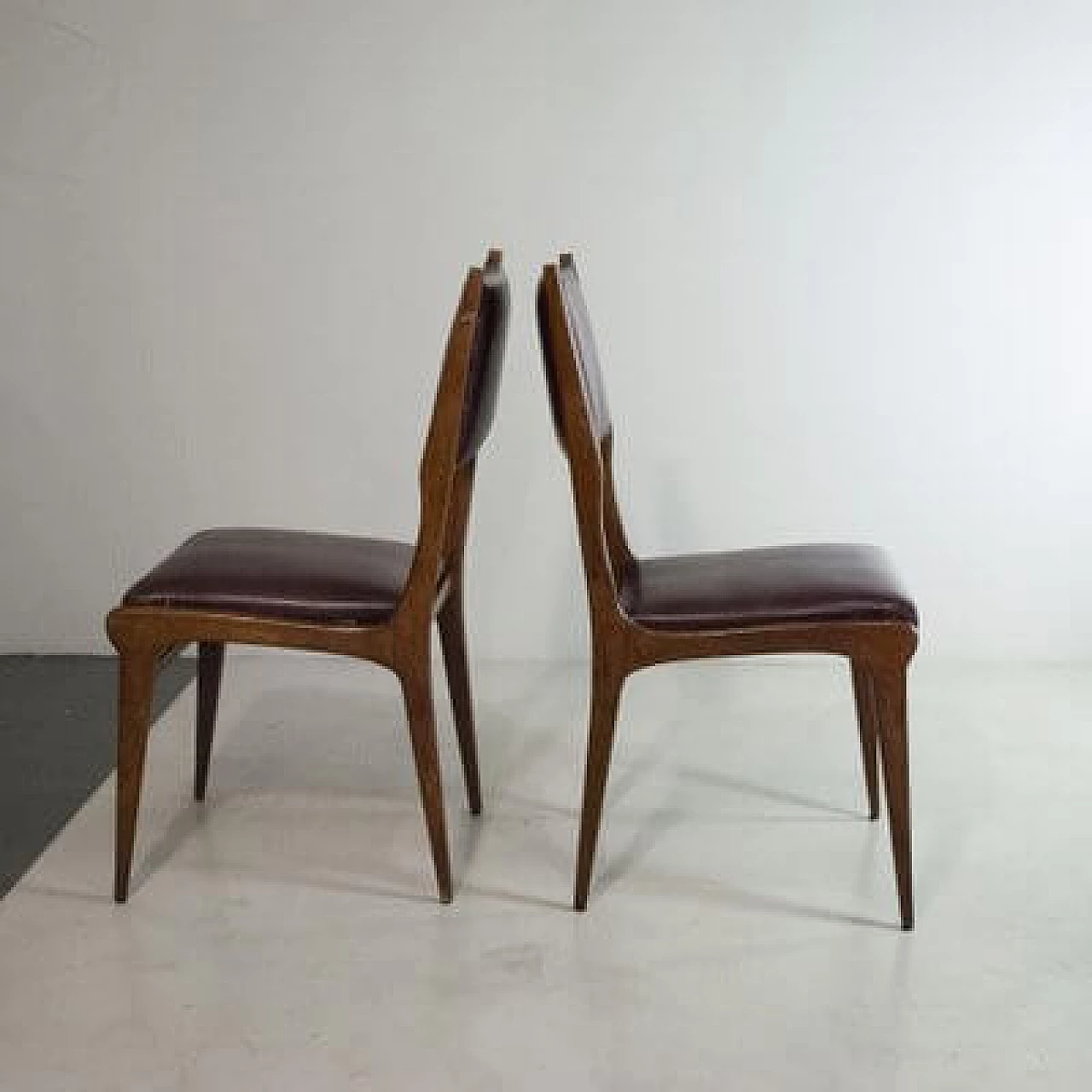 5 Walnut and leather chairs in the style of Carlo de Carli, 1950s 3