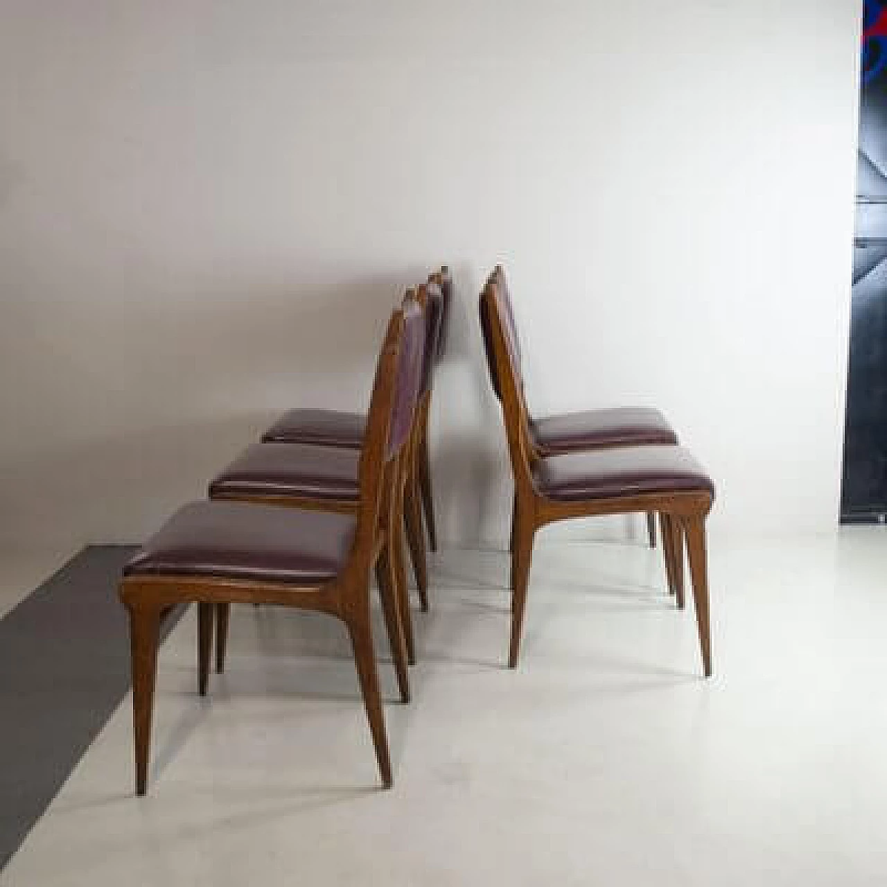 5 Walnut and leather chairs in the style of Carlo de Carli, 1950s 4
