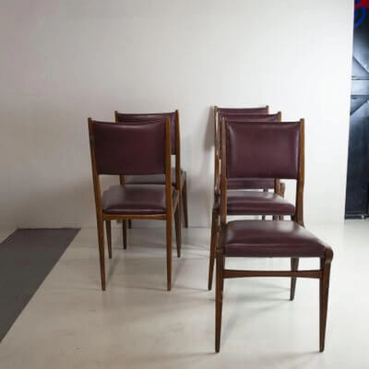 5 Walnut and leather chairs in the style of Carlo de Carli, 1950s 5