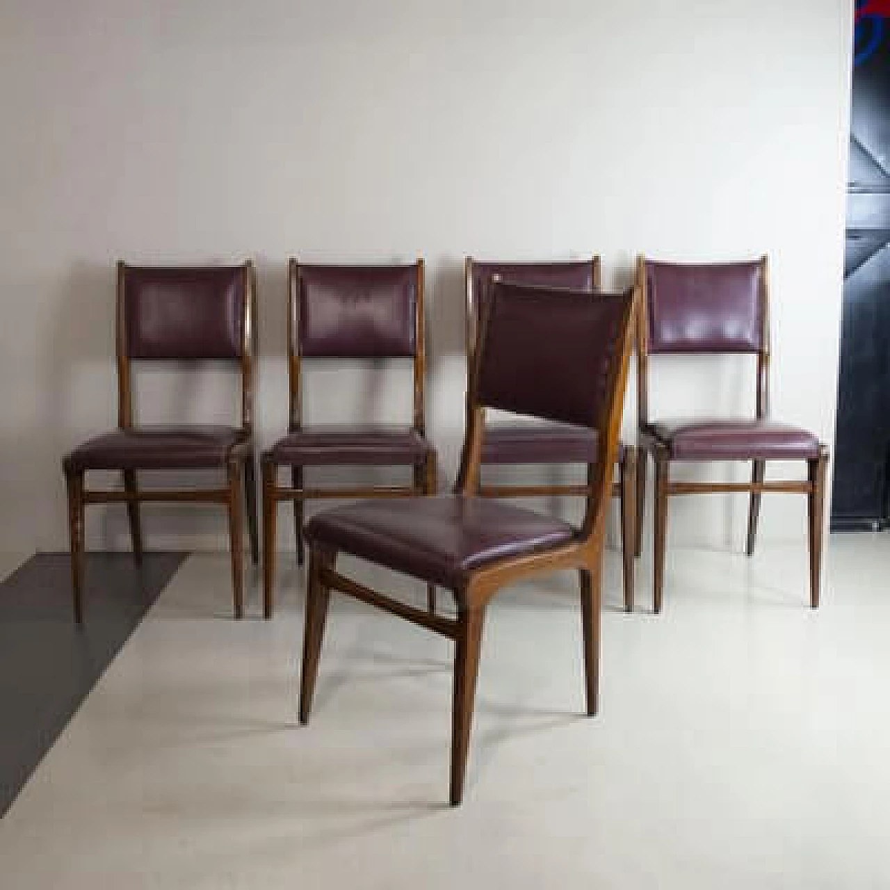 5 Walnut and leather chairs in the style of Carlo de Carli, 1950s 6