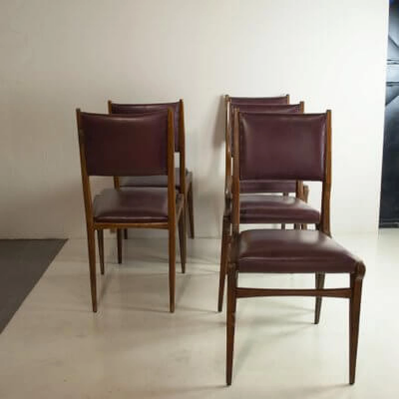 5 Walnut and leather chairs in the style of Carlo de Carli, 1950s 7