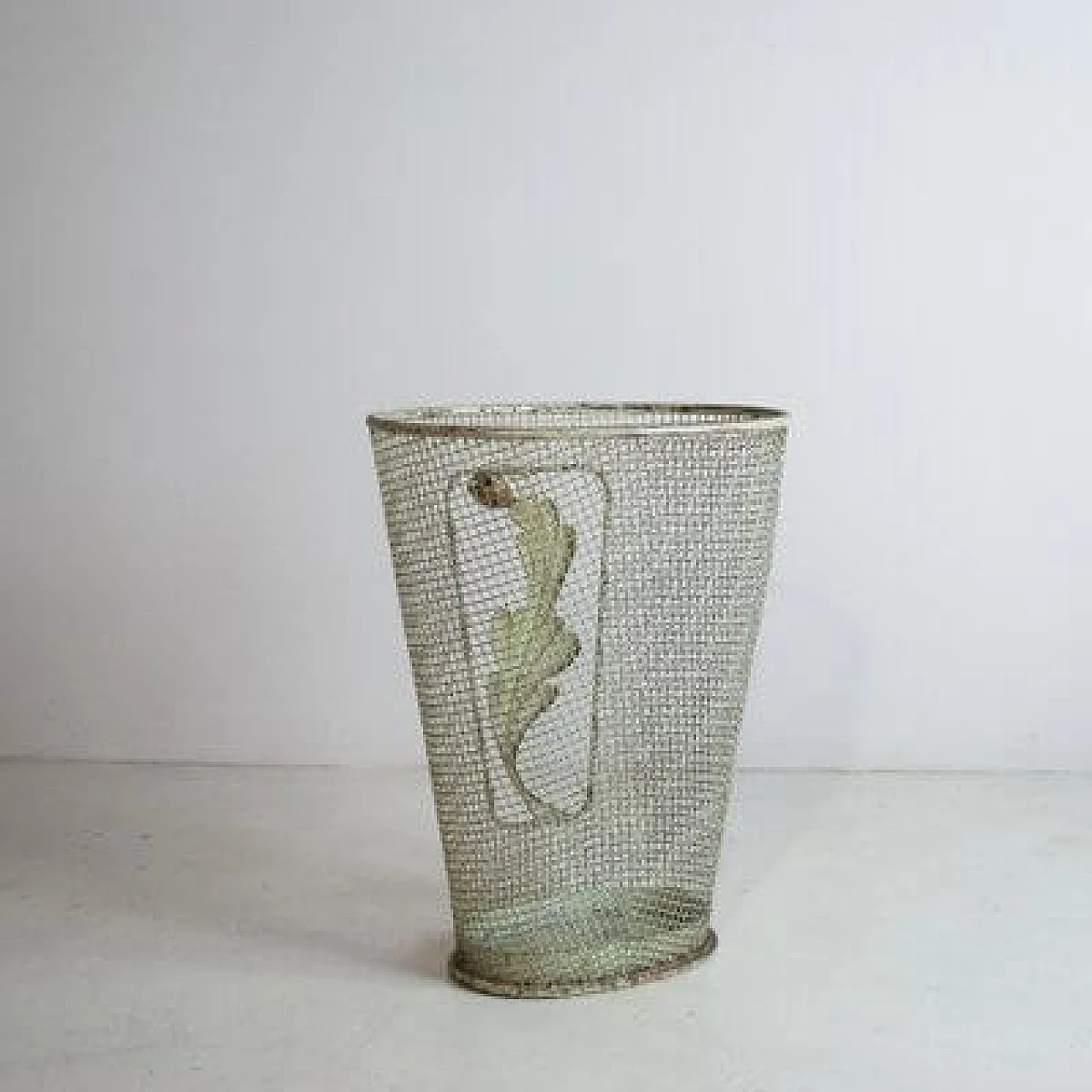 Grid-worked metal umbrella stand with leaf, 1950s 2