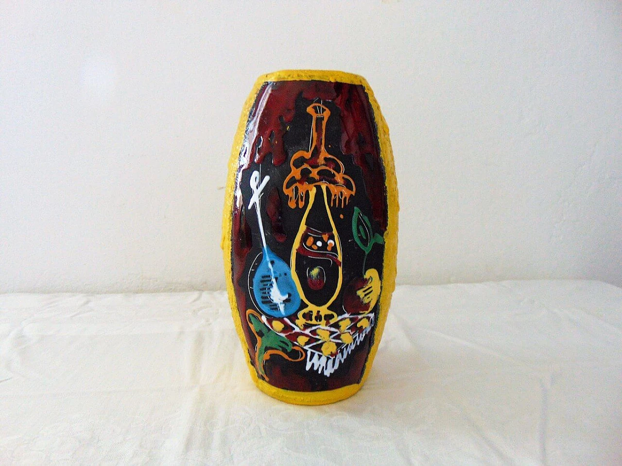 Vaso in porcellana con decorazioni in rilievo dipinte a mano, anni '50 1