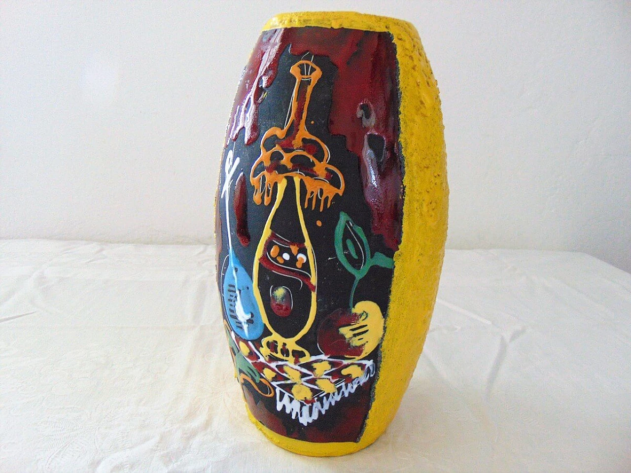 Vaso in porcellana con decorazioni in rilievo dipinte a mano, anni '50 7