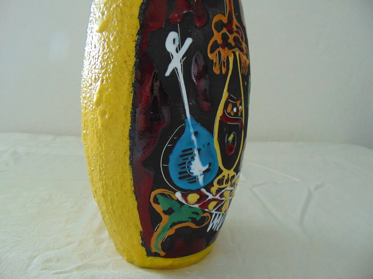 Vaso in porcellana con decorazioni in rilievo dipinte a mano, anni '50 8