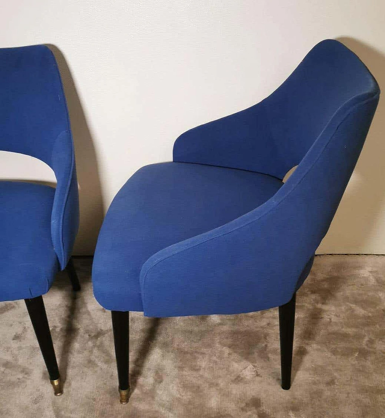 Coppia di poltrone in alcantara blu nello stile di Guglielmo Ulrich, anni '50 6