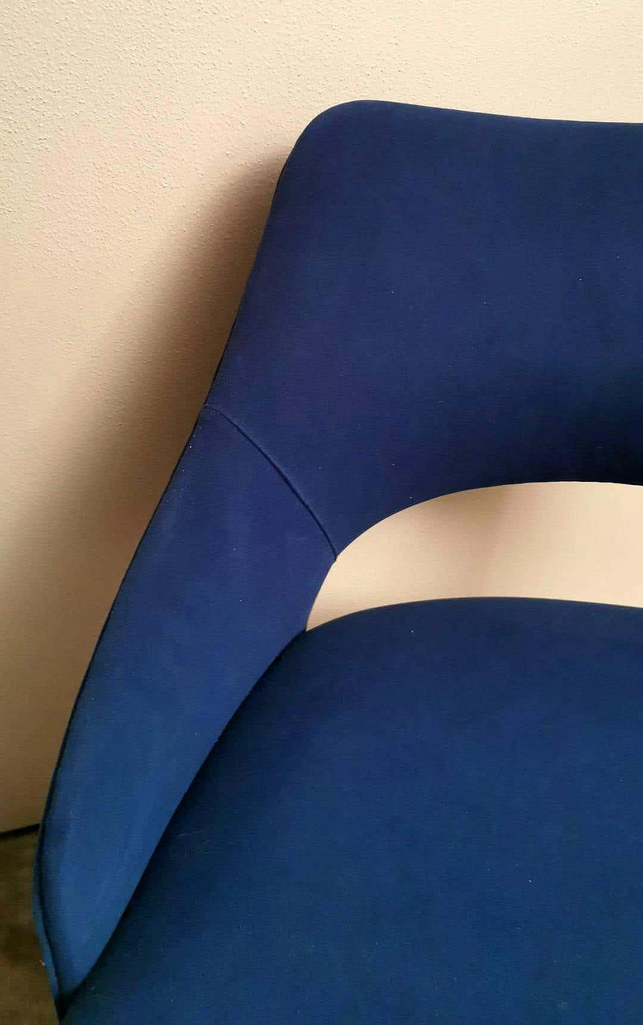 Pair of blue alcantara armchairs in the style of Guglielmo Ulrich, 1950s 11