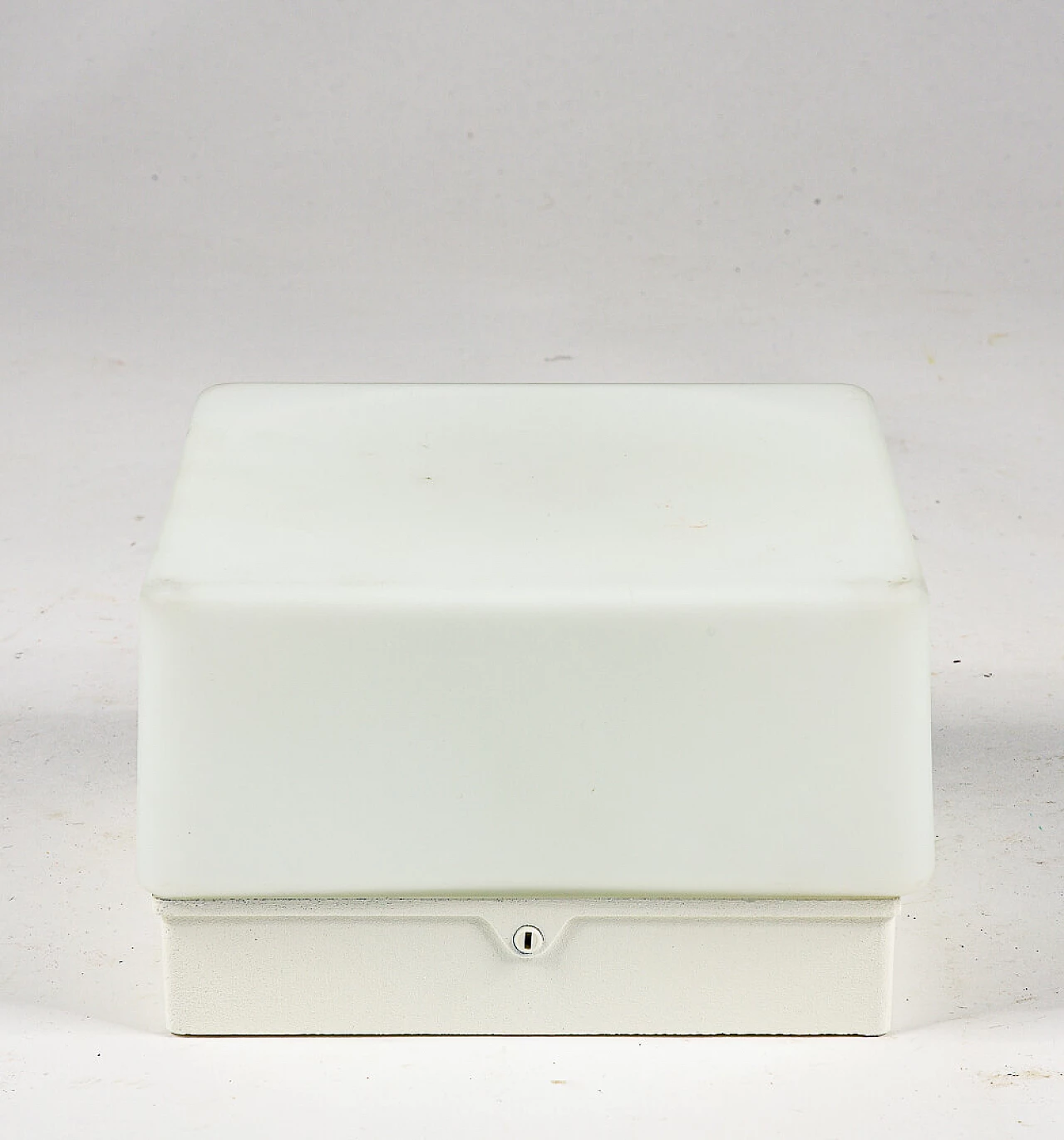 White 5602 sconce by iGuzzini 1