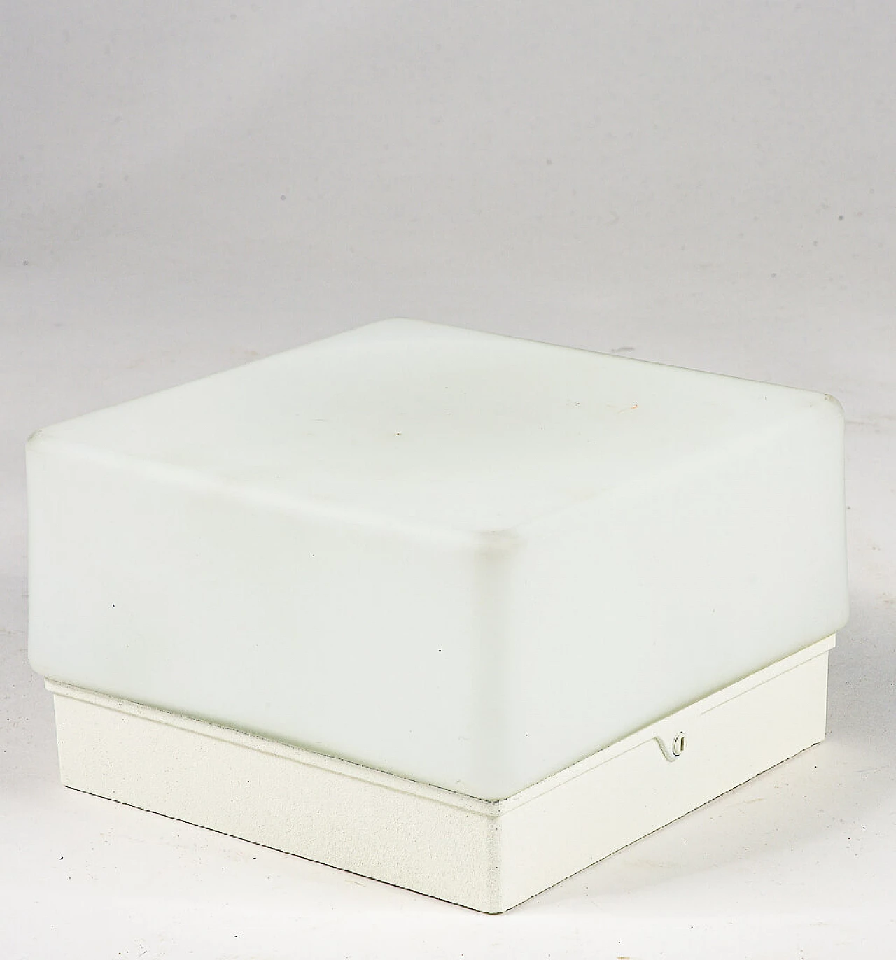 White 5602 sconce by iGuzzini 2