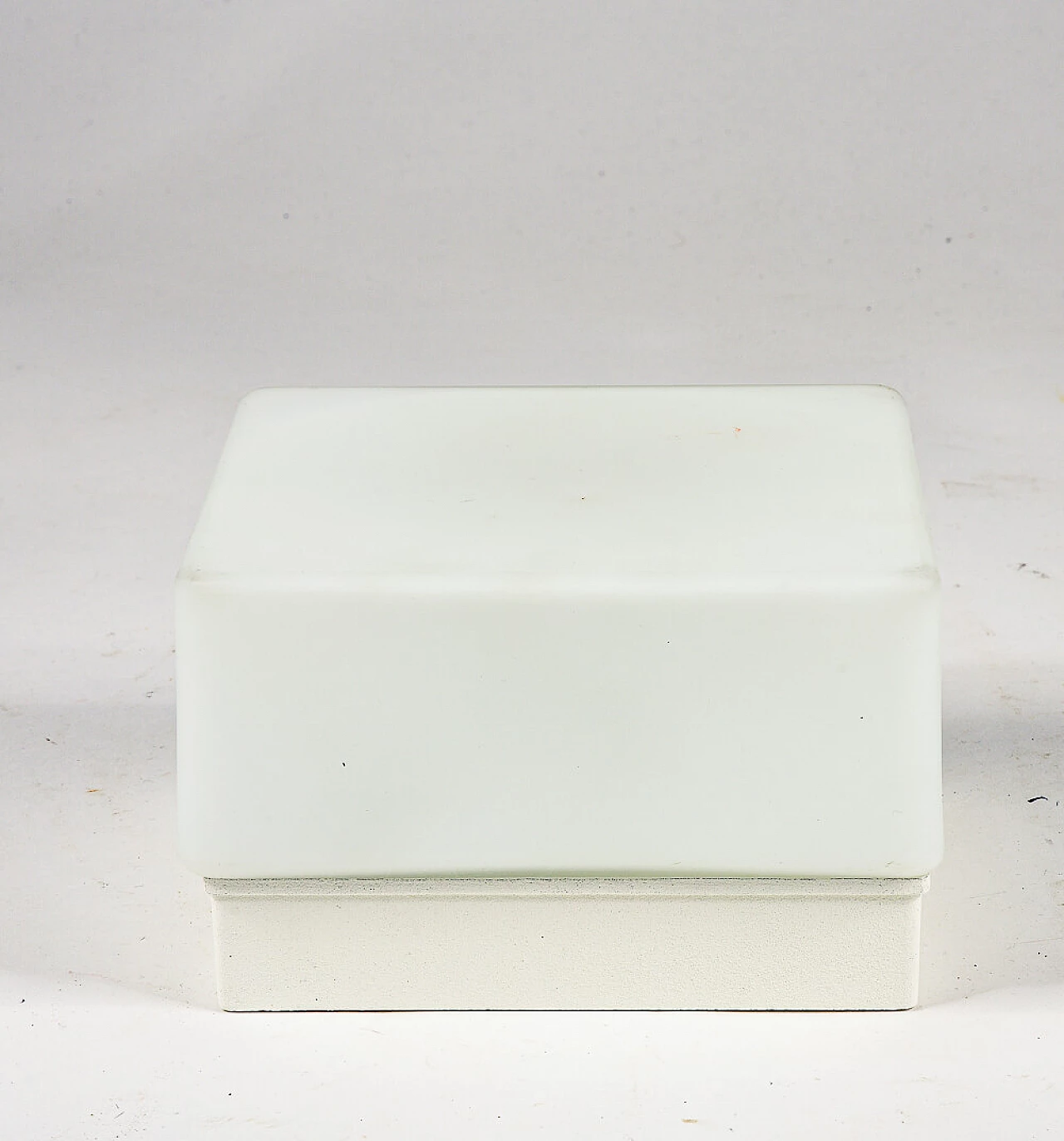 White 5602 sconce by iGuzzini 3