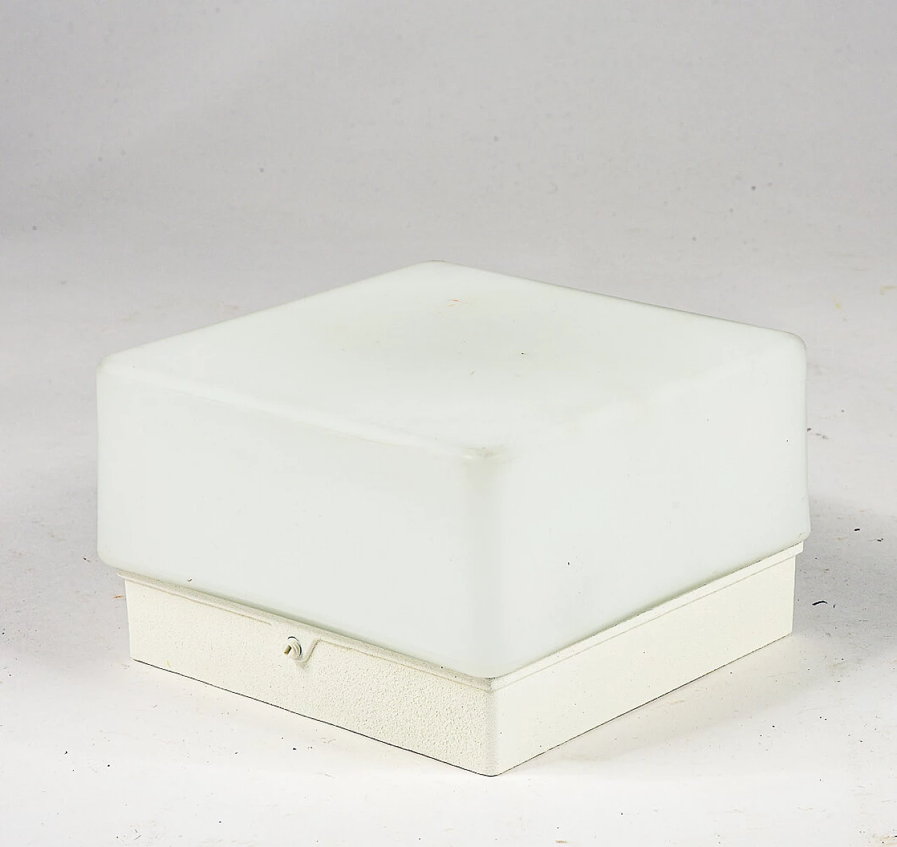 White 5602 sconce by iGuzzini 4