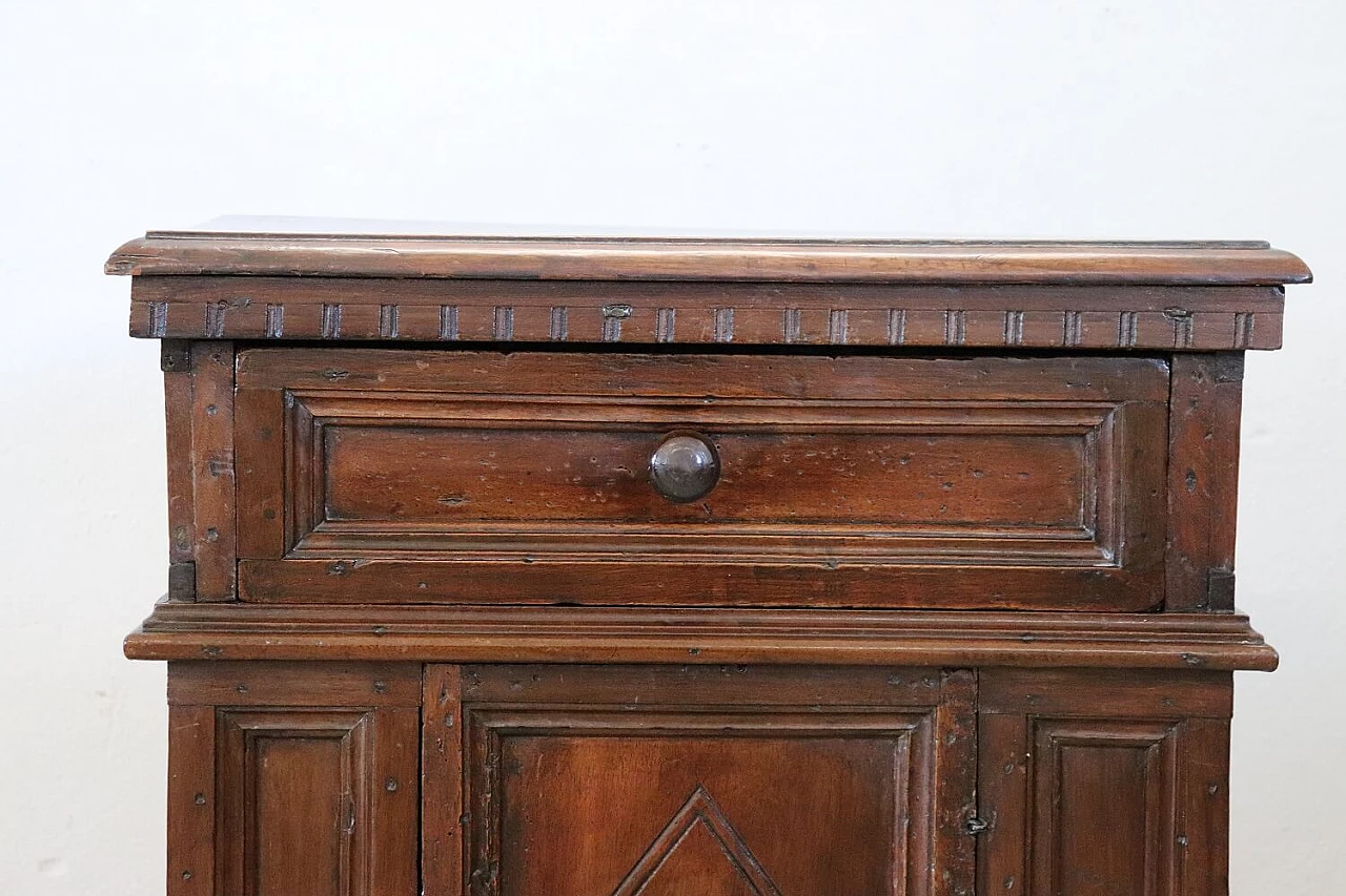 Comodino in legno di noce massello intagliato con cassetto, fine '600 2