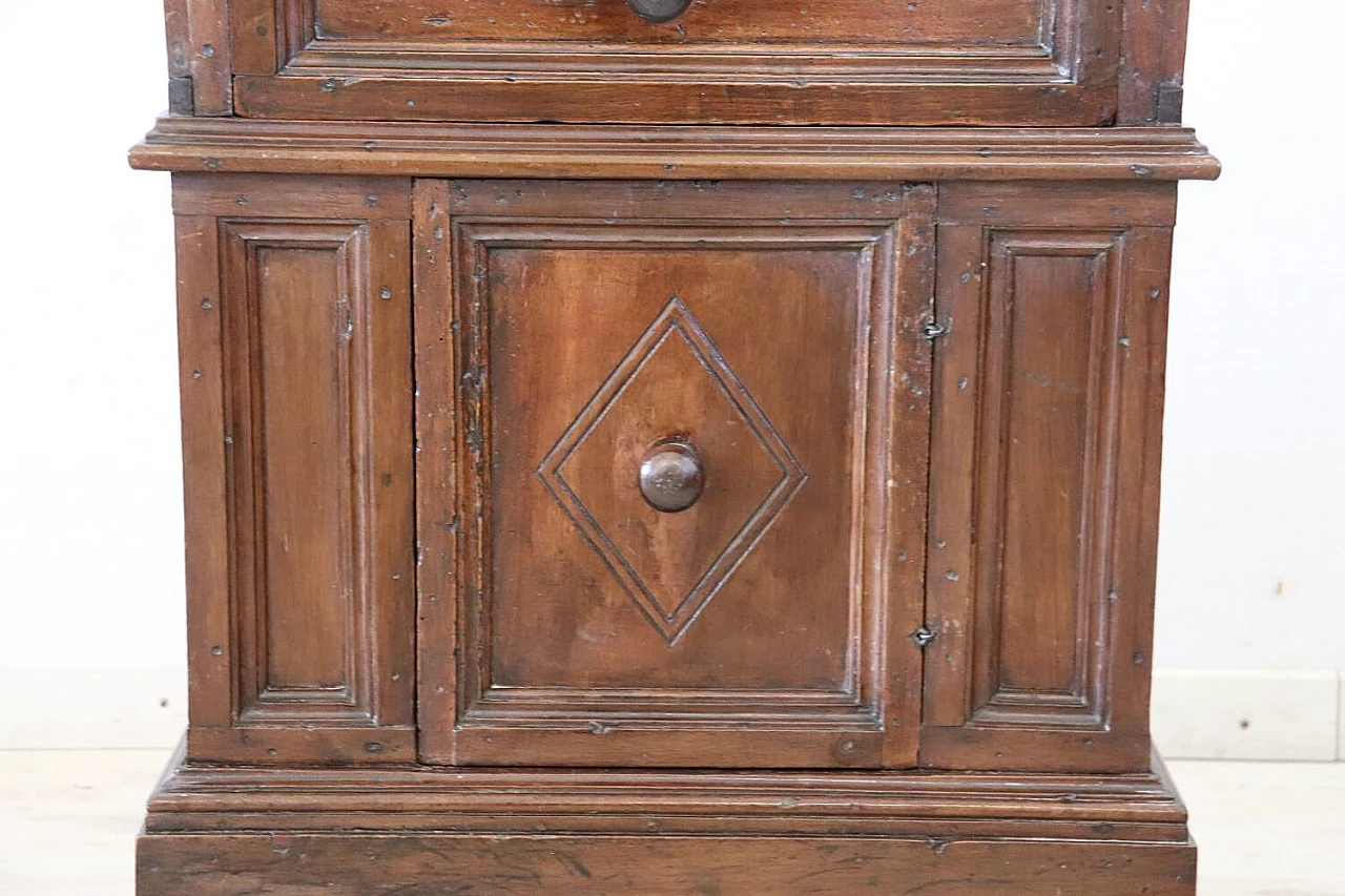 Comodino in legno di noce massello intagliato con cassetto, fine '600 3