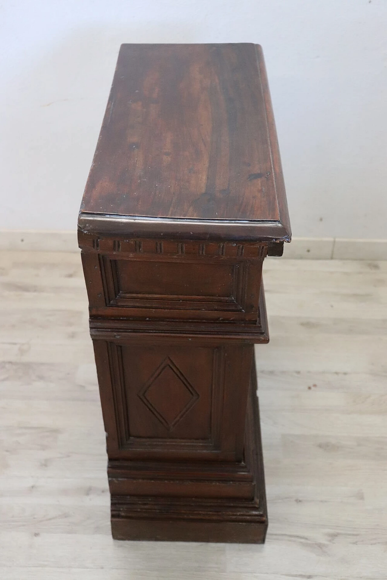 Comodino in legno di noce massello intagliato con cassetto, fine '600 6