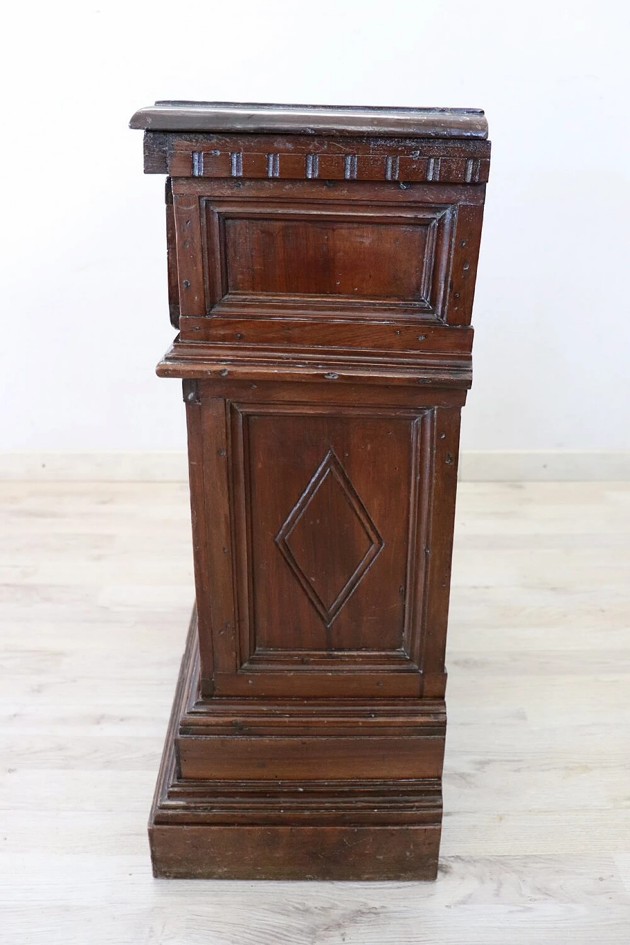 Comodino in legno di noce massello intagliato con cassetto, fine '600 8