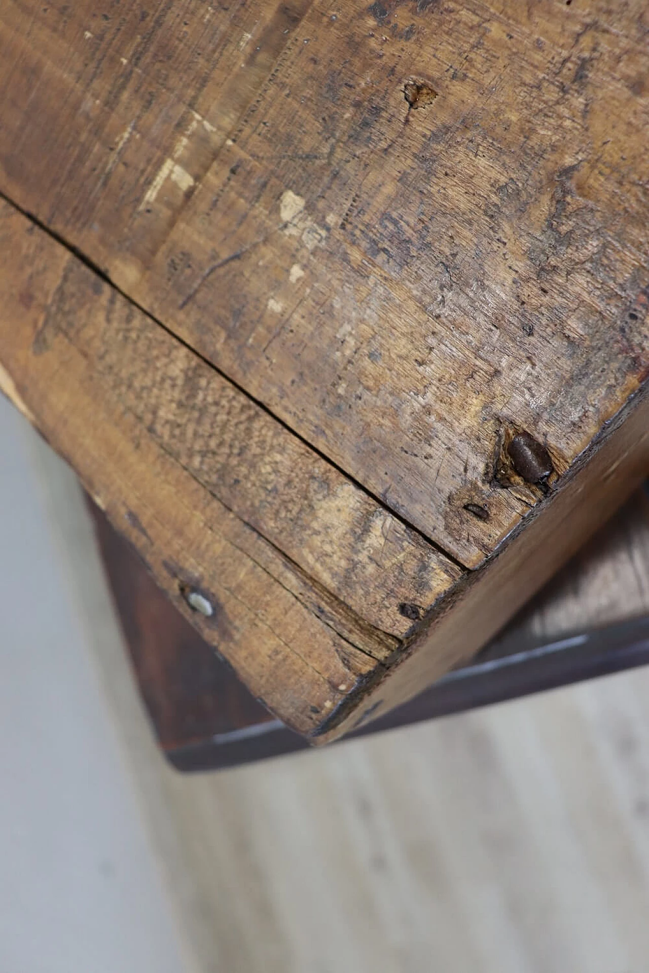 Comodino in legno di noce massello intagliato con cassetto, fine '600 11