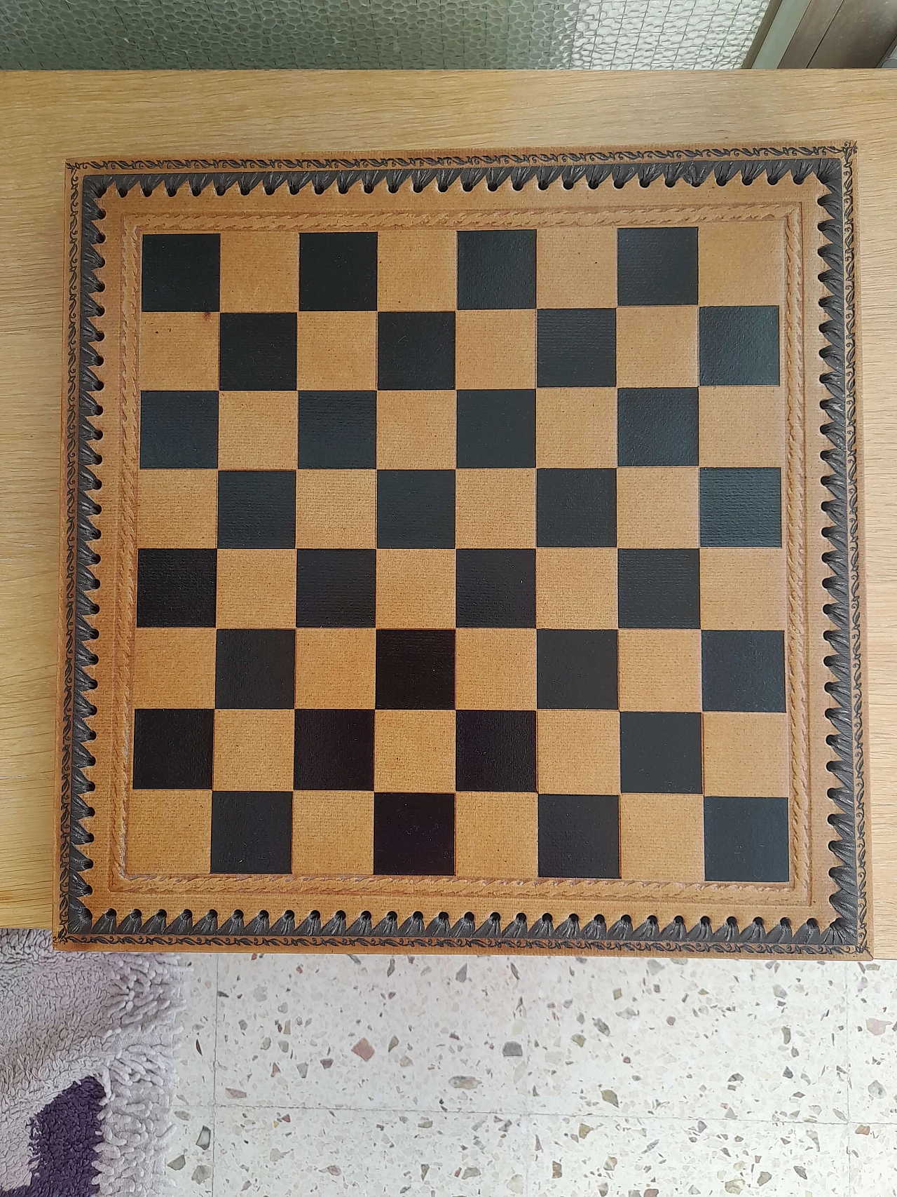 Scacchiera in pelle con pedine per dama e pezzi per scacchi, anni '80 1