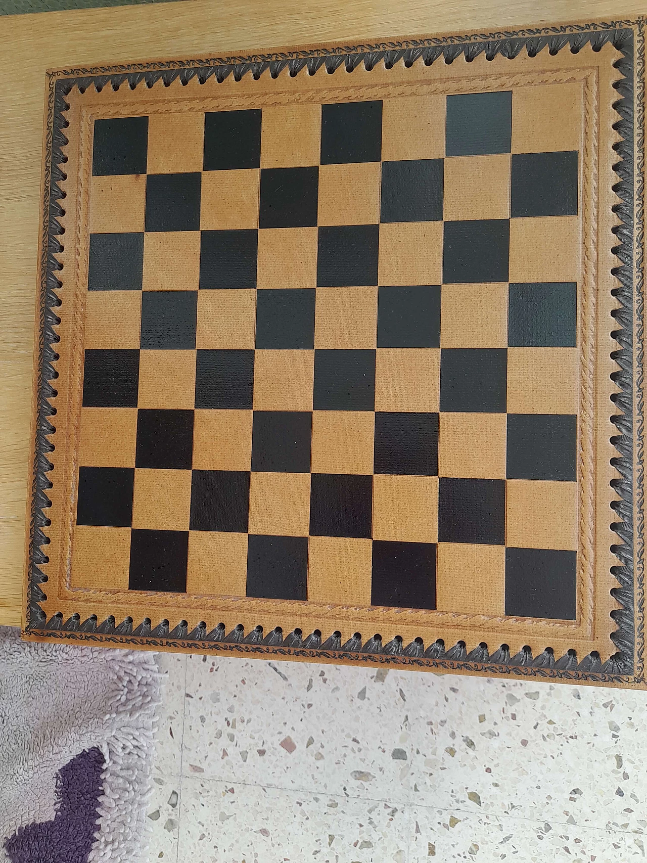 Scacchiera in pelle con pedine per dama e pezzi per scacchi, anni '80 2