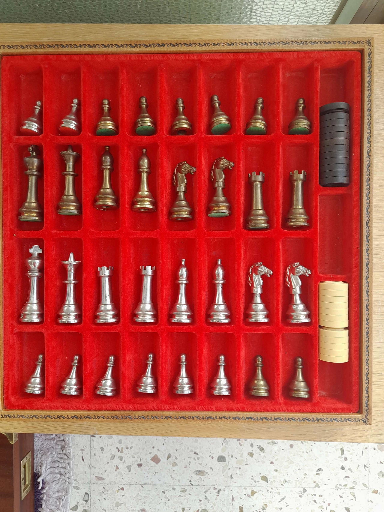 Scacchiera in pelle con pedine per dama e pezzi per scacchi, anni '80 4