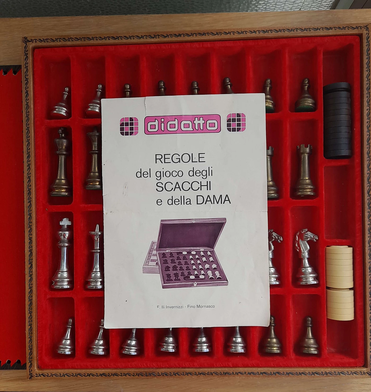 Scacchiera in pelle con pedine per dama e pezzi per scacchi, anni '80 6