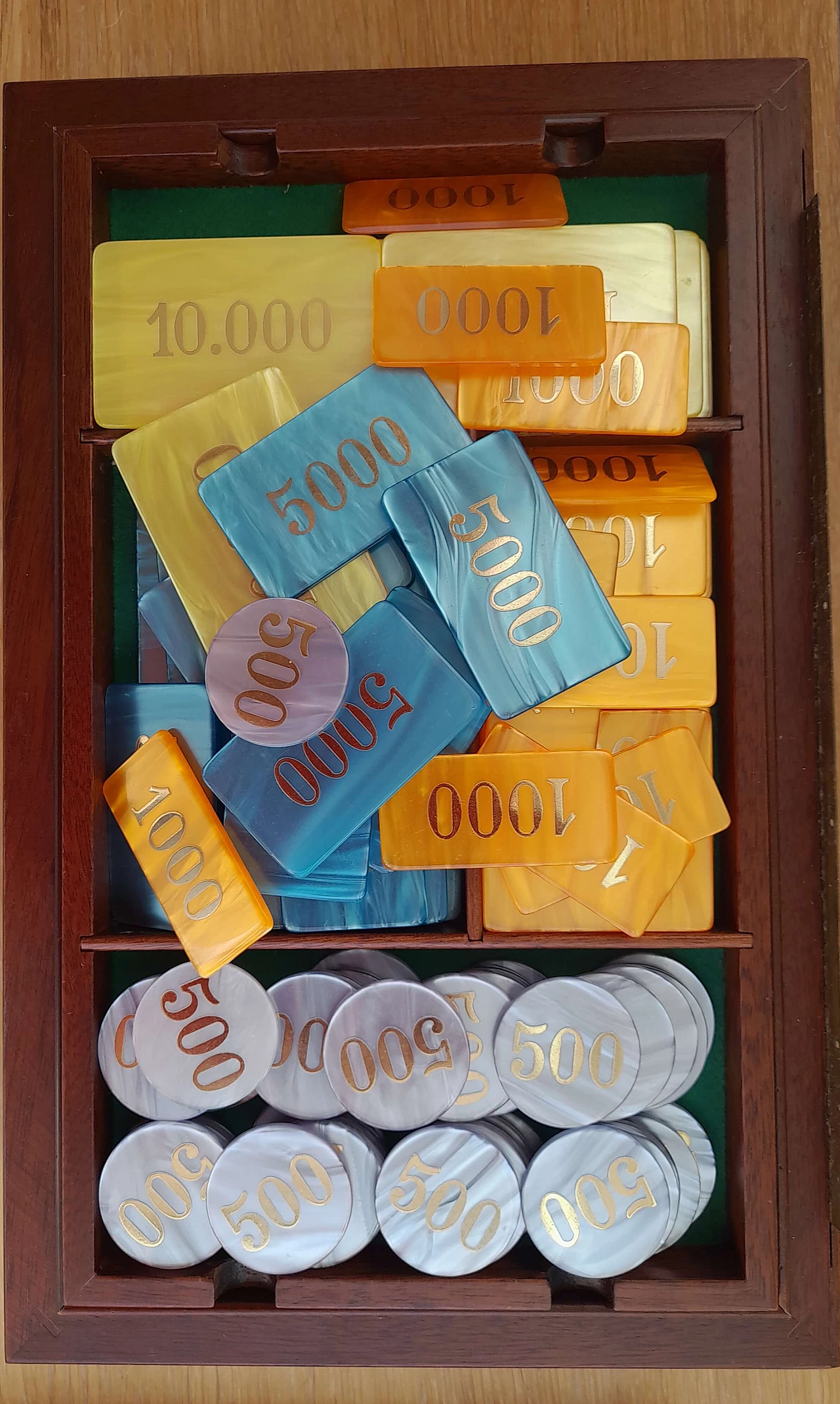 Scatola in legno con dadi e fiche in madreperla, anni '80 2