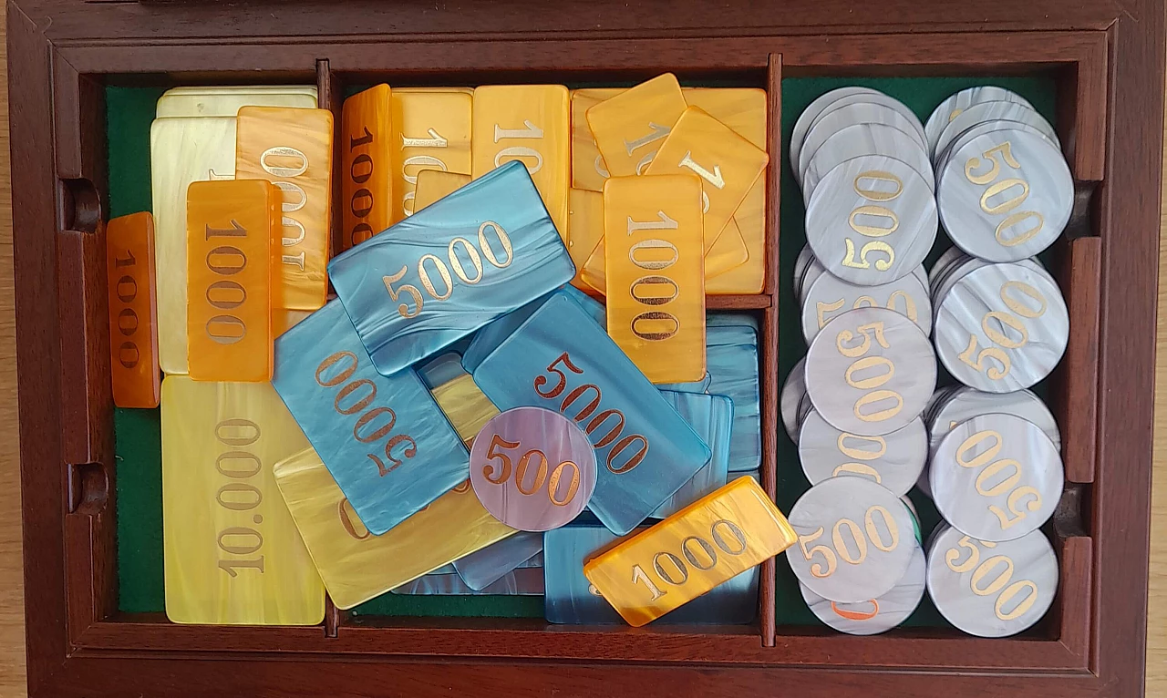 Scatola in legno con dadi e fiche in madreperla, anni '80 8