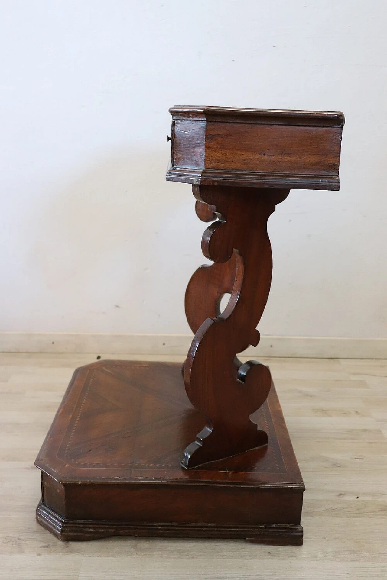 Kneeling-stool in walnut with inlays, late 18th century 5