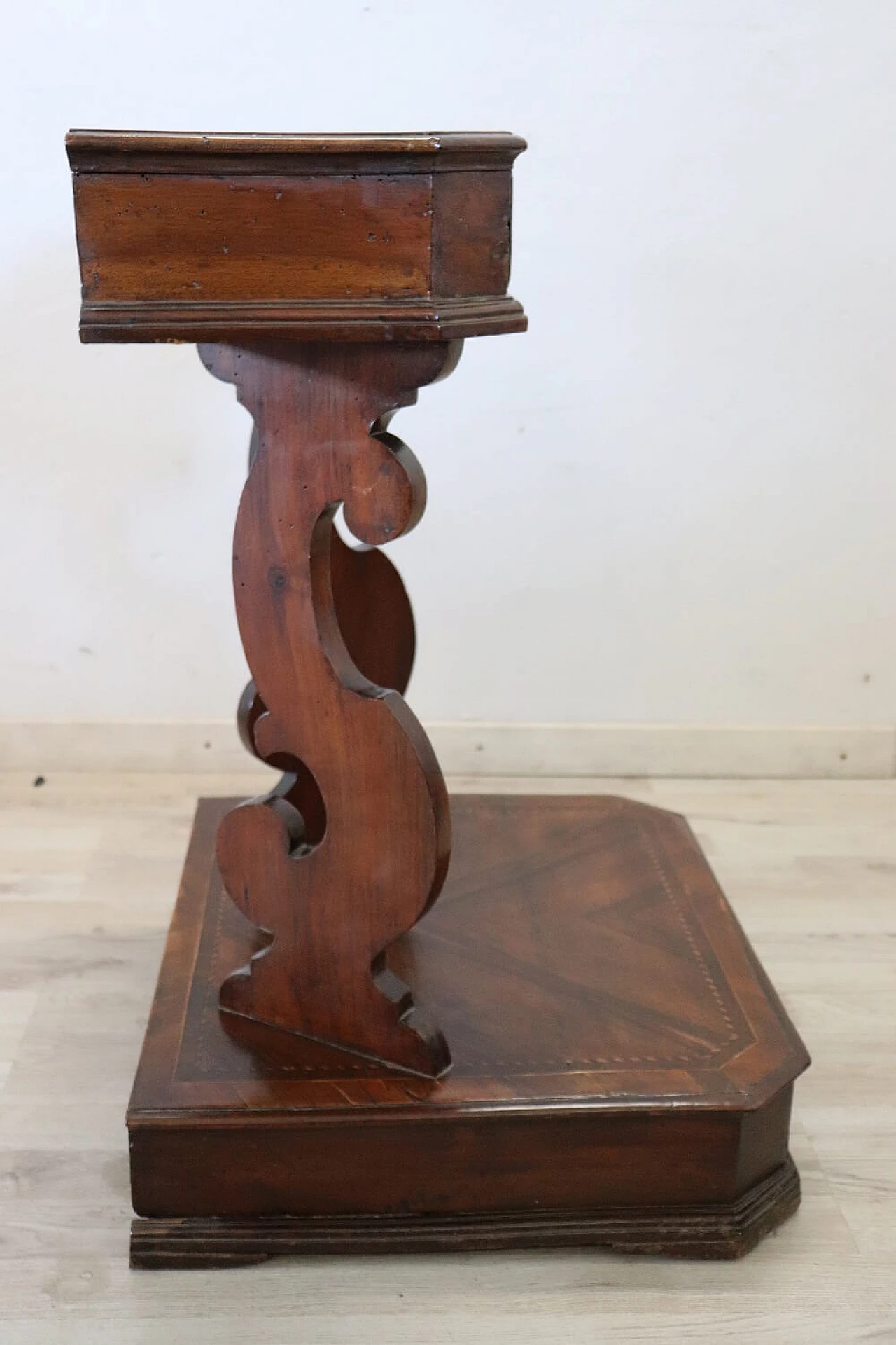 Kneeling-stool in walnut with inlays, late 18th century 7
