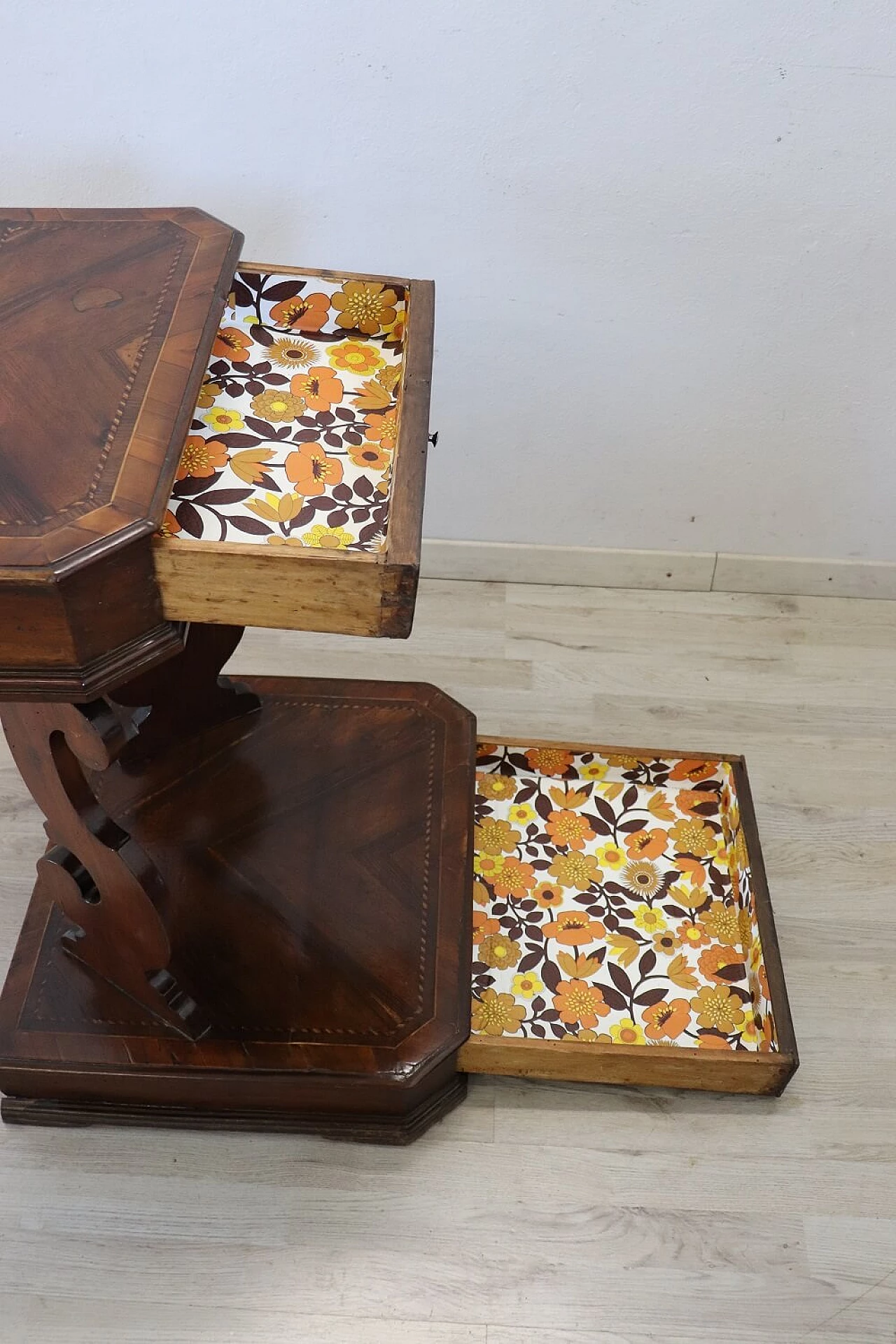Kneeling-stool in walnut with inlays, late 18th century 8