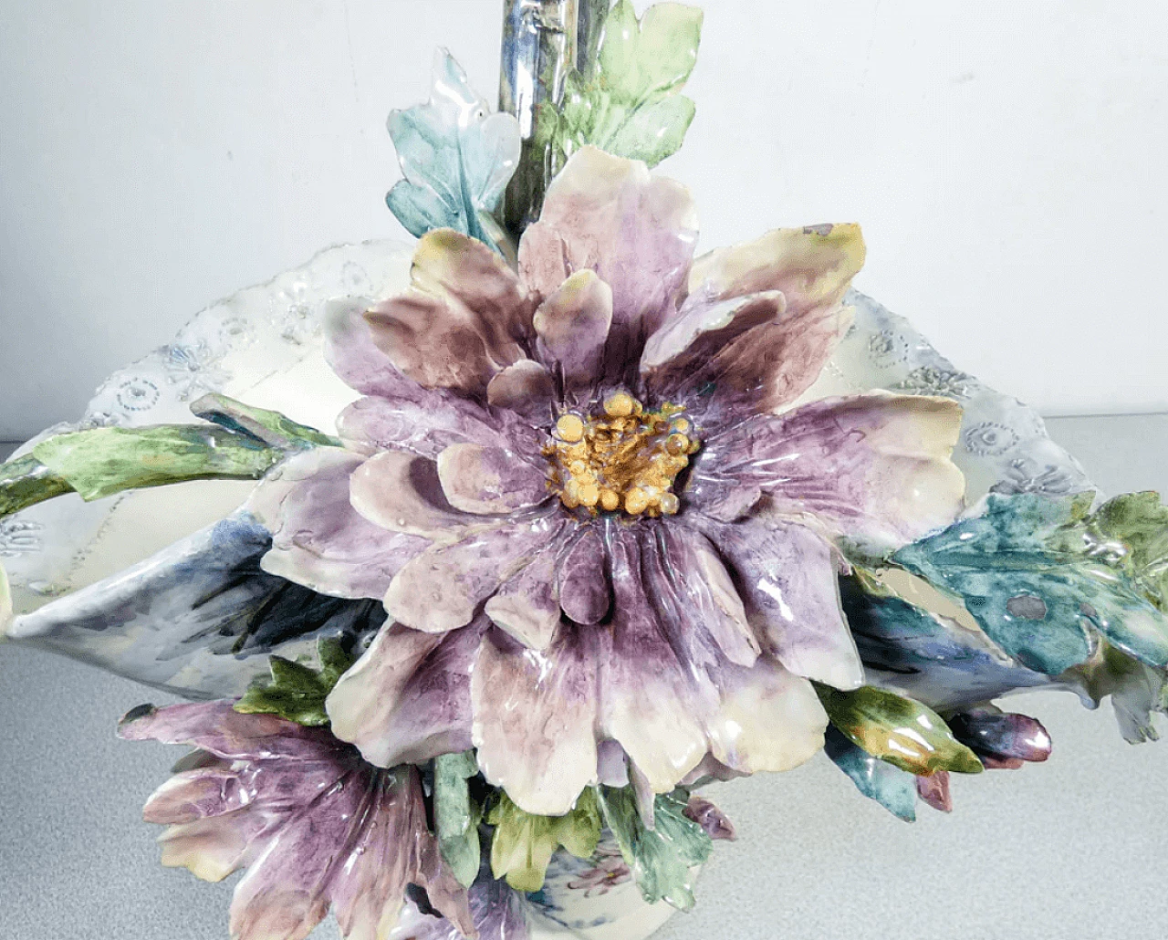 Vaso francese in ceramica barbotine con fiori e foglie, primo '900 3