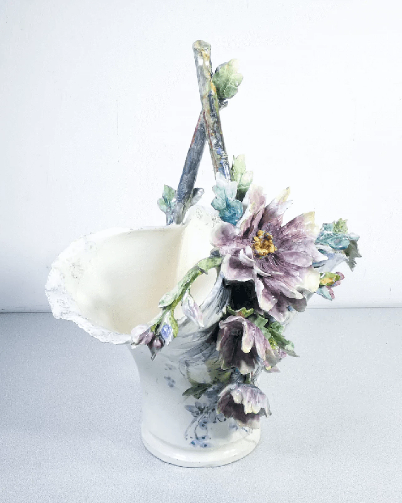 Vaso francese in ceramica barbotine con fiori e foglie, primo '900 4