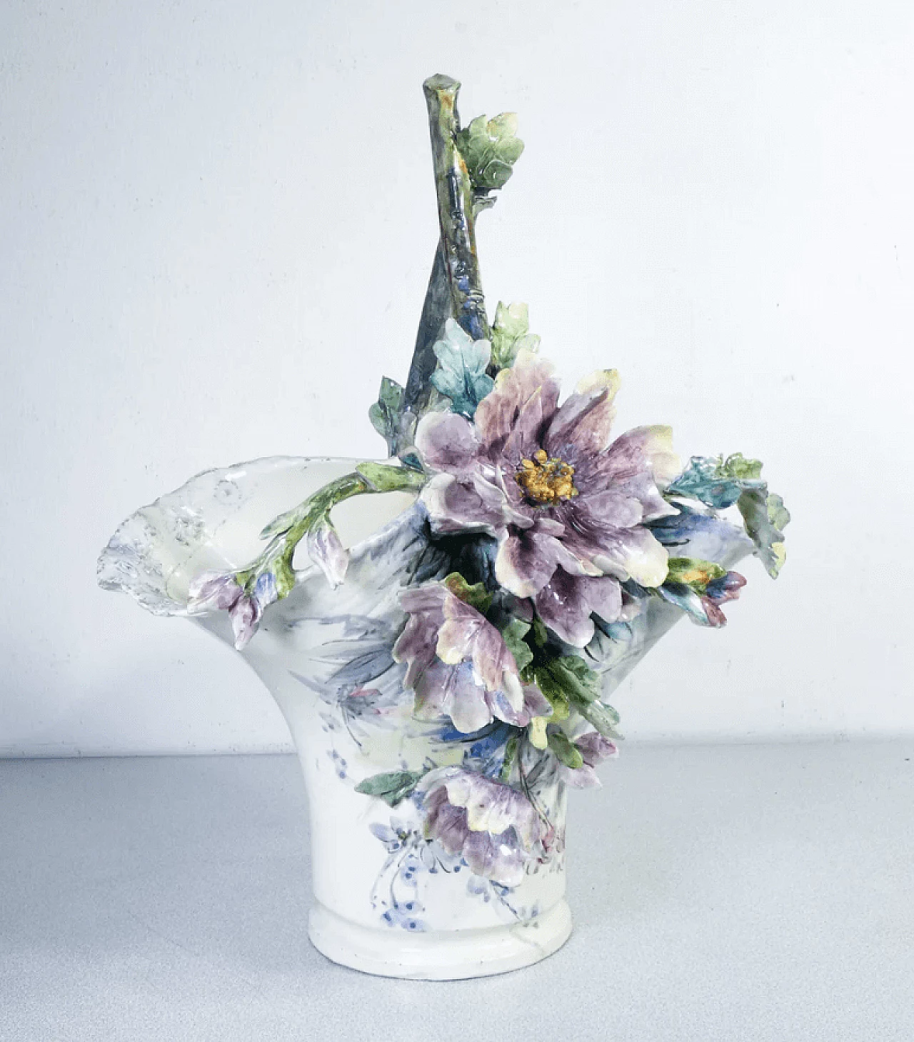 Vaso francese in ceramica barbotine con fiori e foglie, primo '900 5