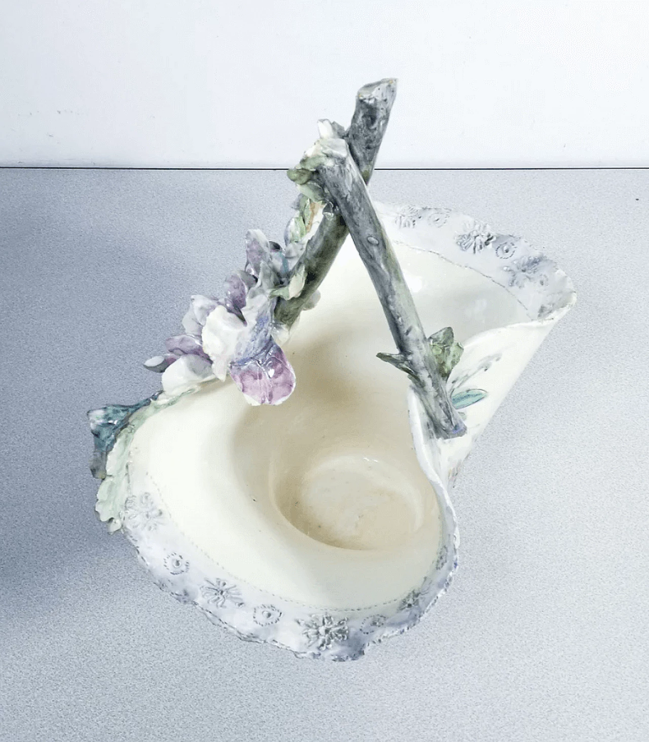 Vaso francese in ceramica barbotine con fiori e foglie, primo '900 8