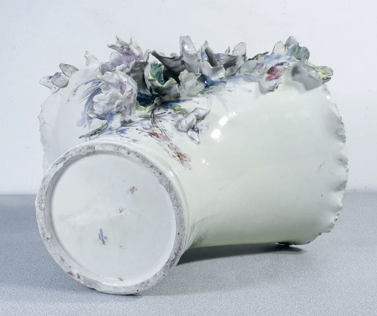 Vaso francese in ceramica barbotine con fiori e foglie, primo '900 9
