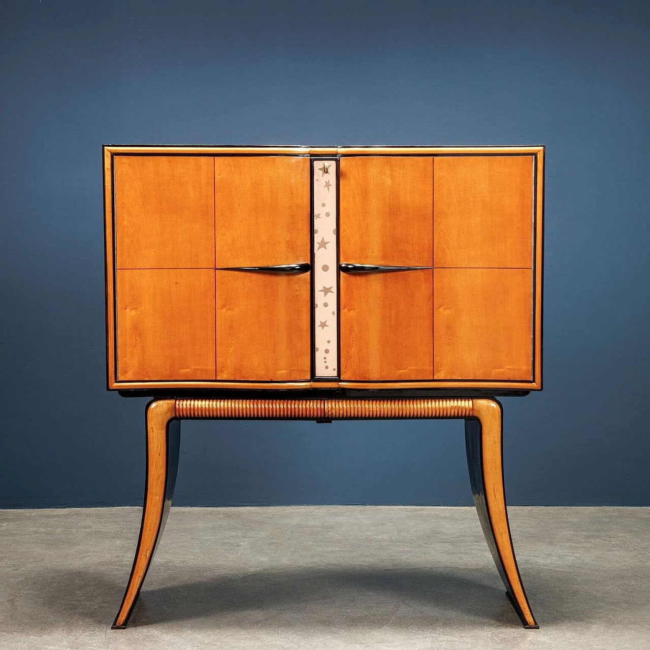 Mobile bar in noce con interni in vetro specchiato, anni '40 1