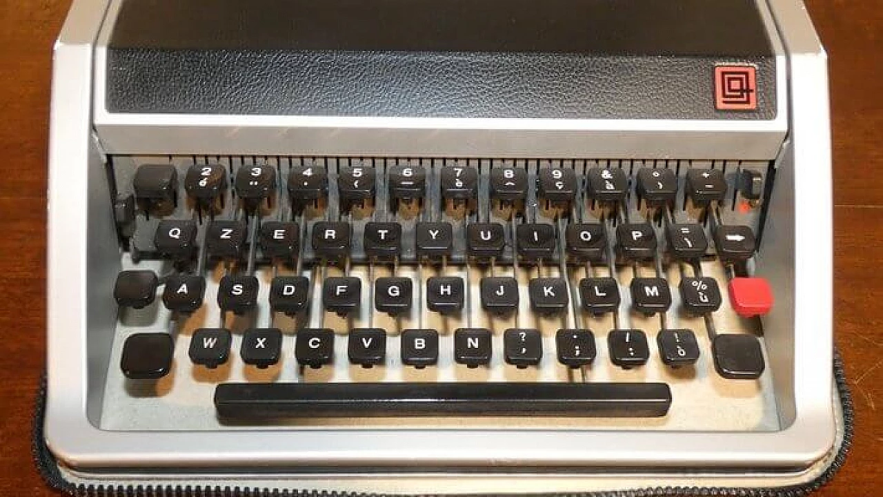 Lettera DL typewriter by Ettore Sottsass for Olivetti, 1965 9