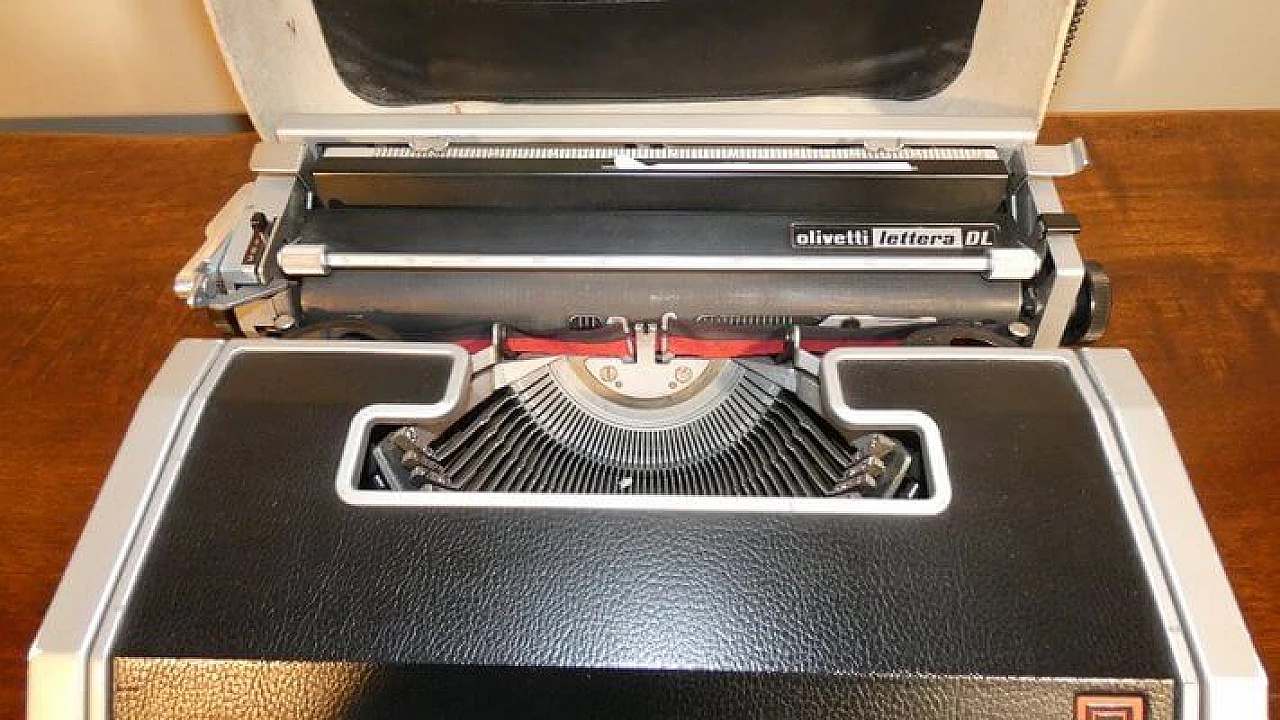 Lettera DL typewriter by Ettore Sottsass for Olivetti, 1965 10