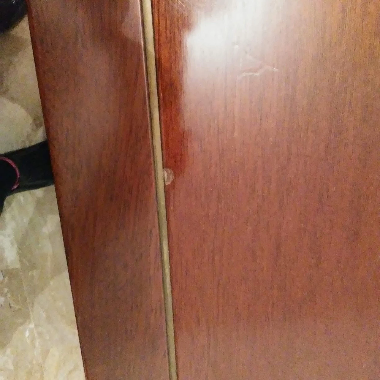 Tavolo in legno con profilo in ottone di Pierre Balmain, anni '80 7