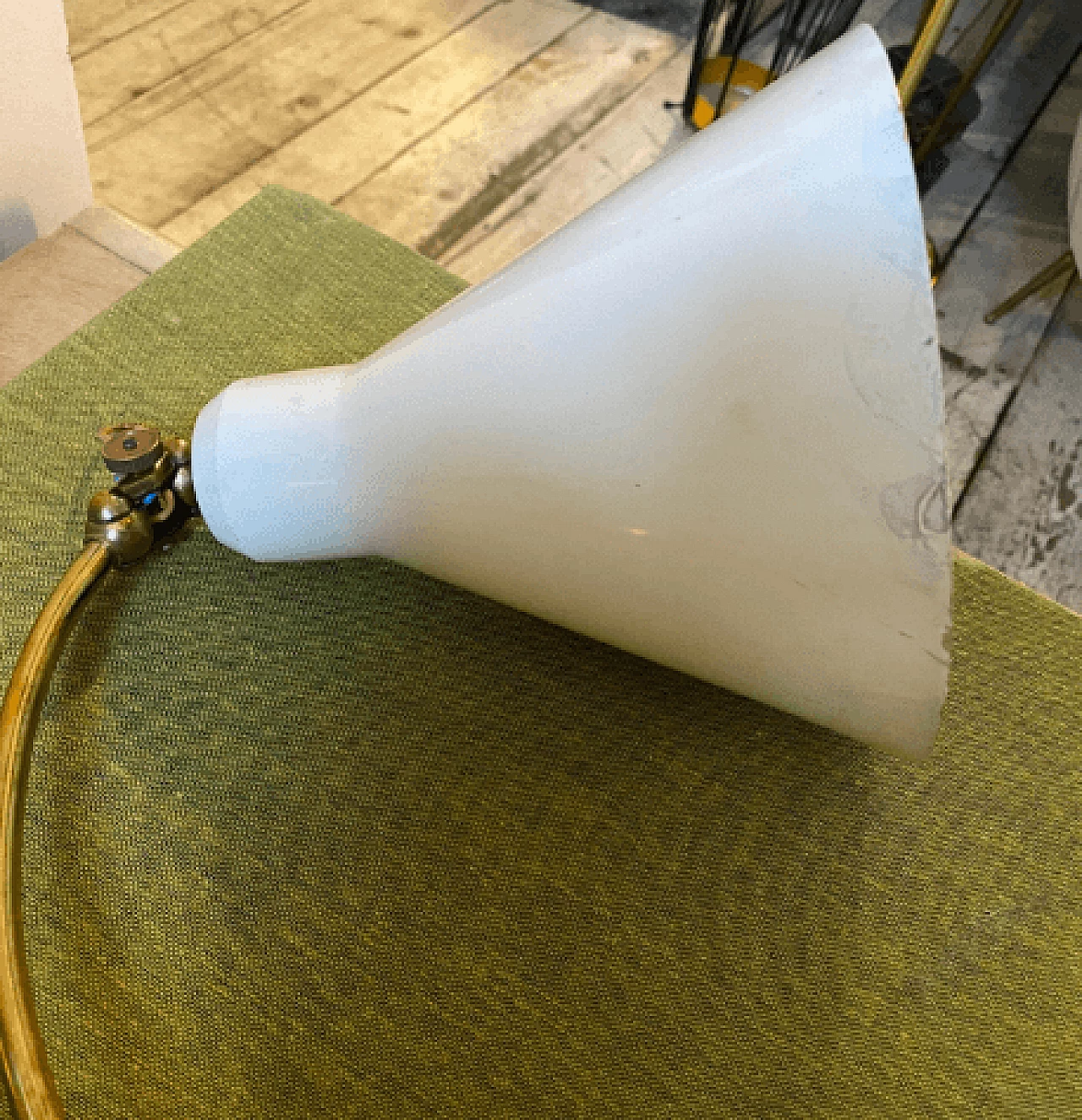 Lampada a forbice in ottone e alluminio nello stile di Stilnovo, anni '60 2