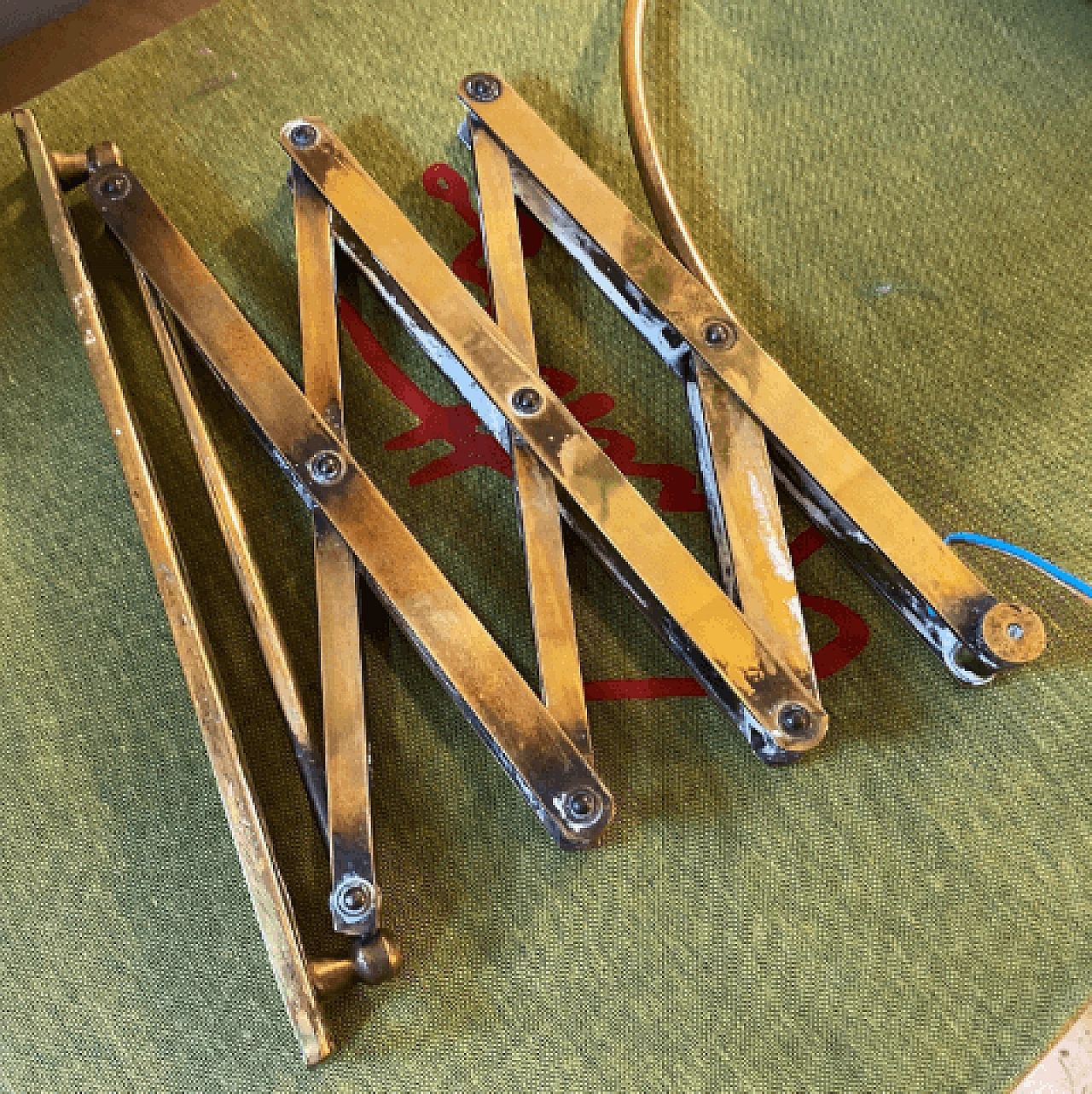 Lampada a forbice in ottone e alluminio nello stile di Stilnovo, anni '60 3