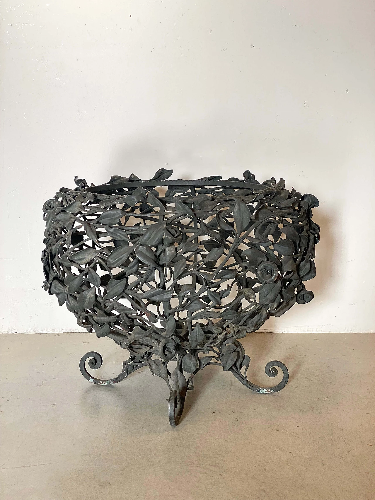 Wrought iron vase holder with floral and leaf motifs, 1940s 1