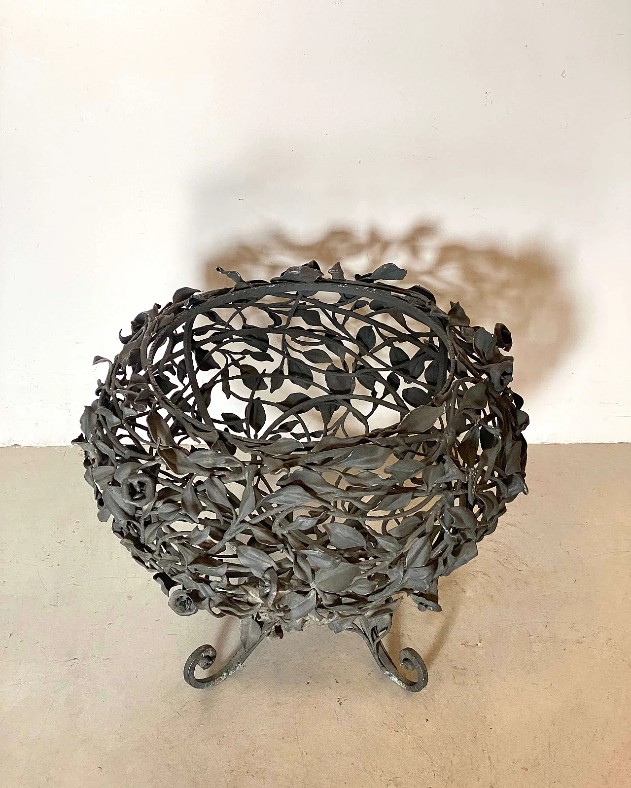 Wrought iron vase holder with floral and leaf motifs, 1940s 2